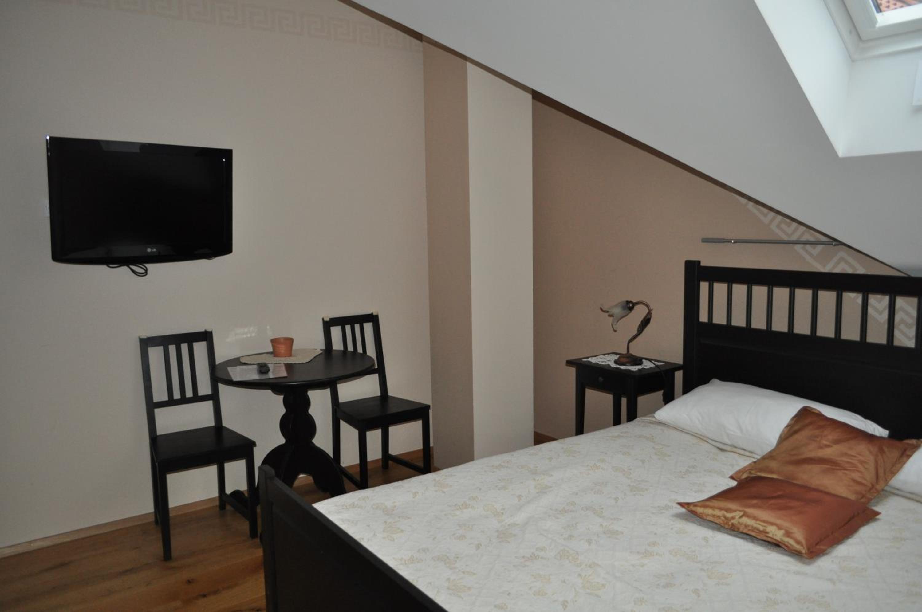 Double Room - Photo 2