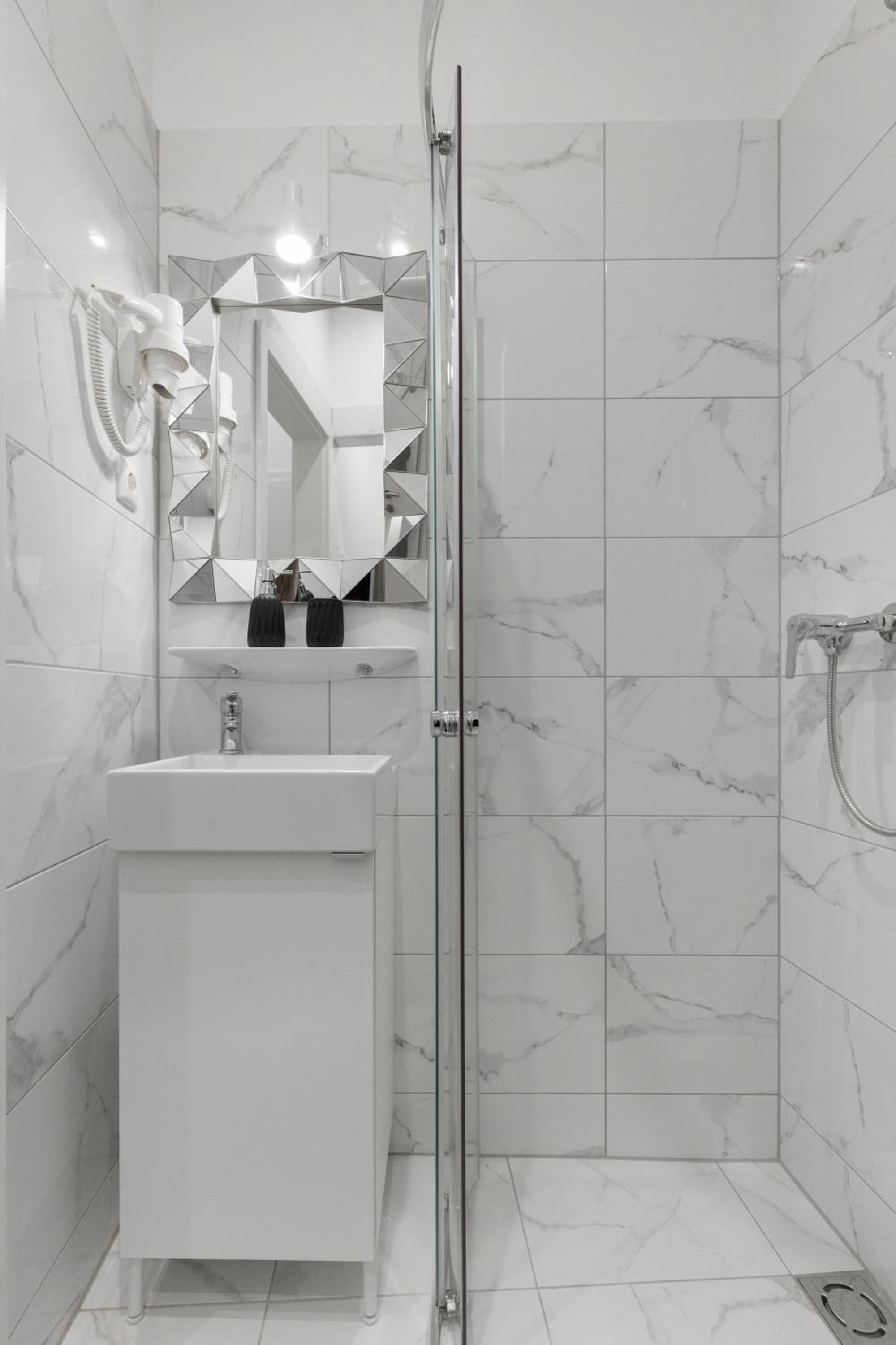Standard Twin Room - Photo 8