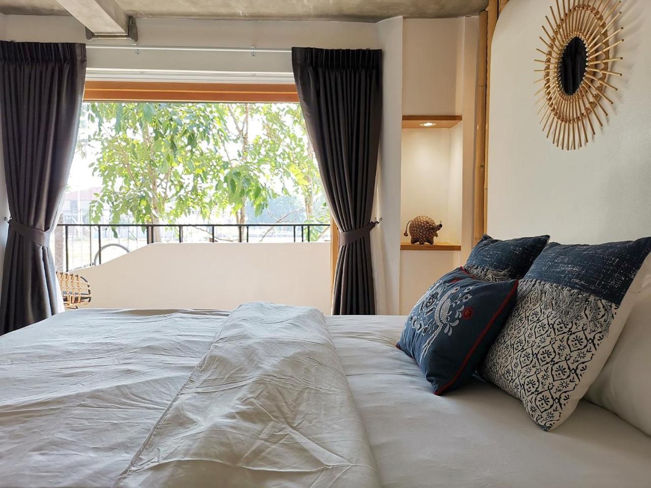 Deluxe King Room - Photo 4