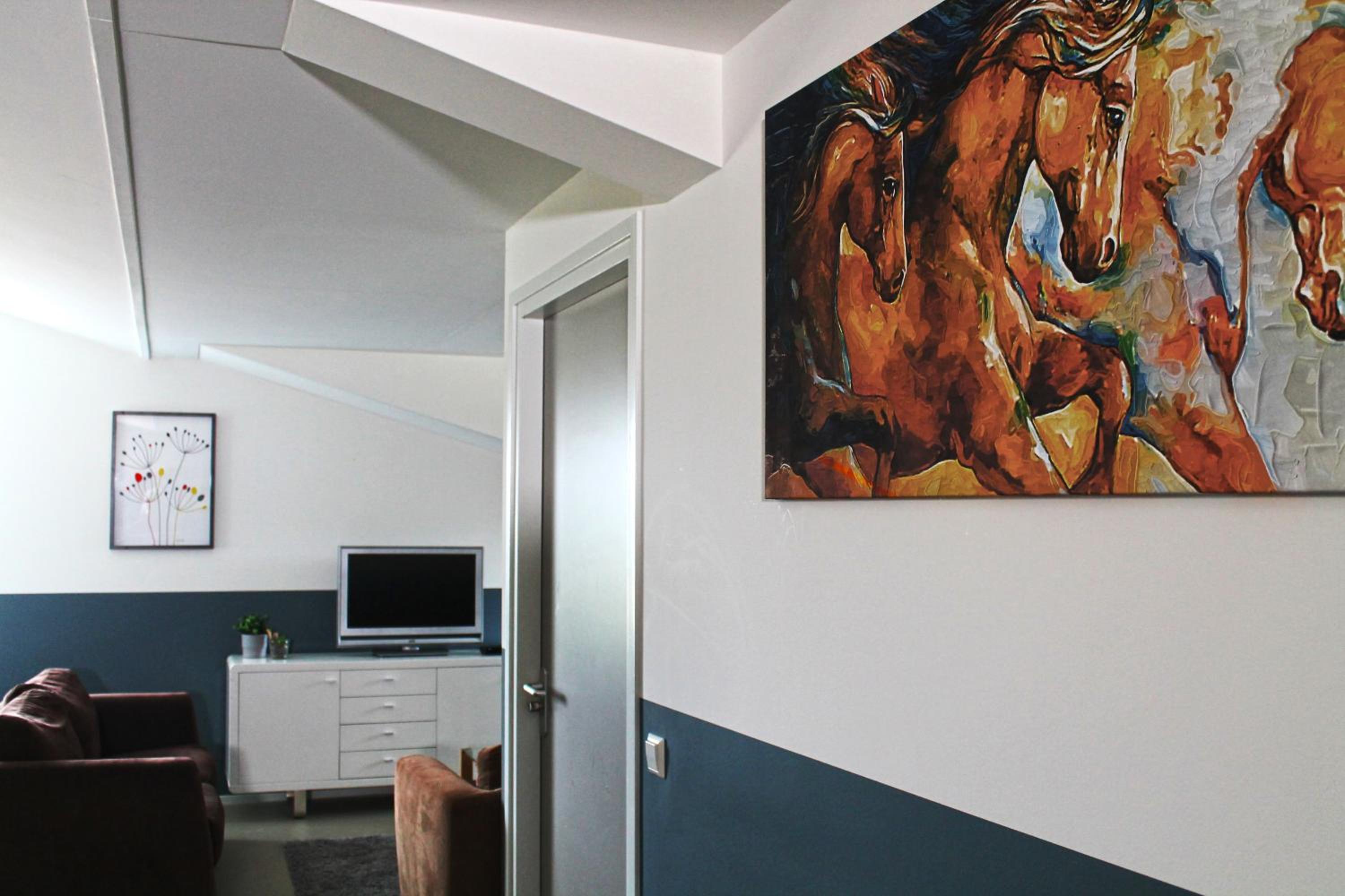 Five-Bedroom House photo 1