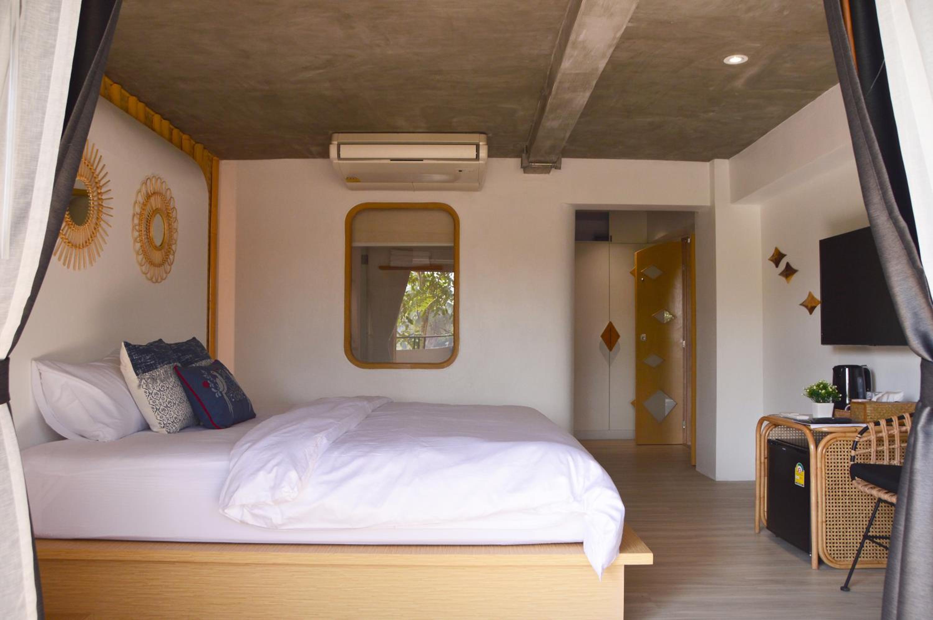 Deluxe King Room - Photo 3