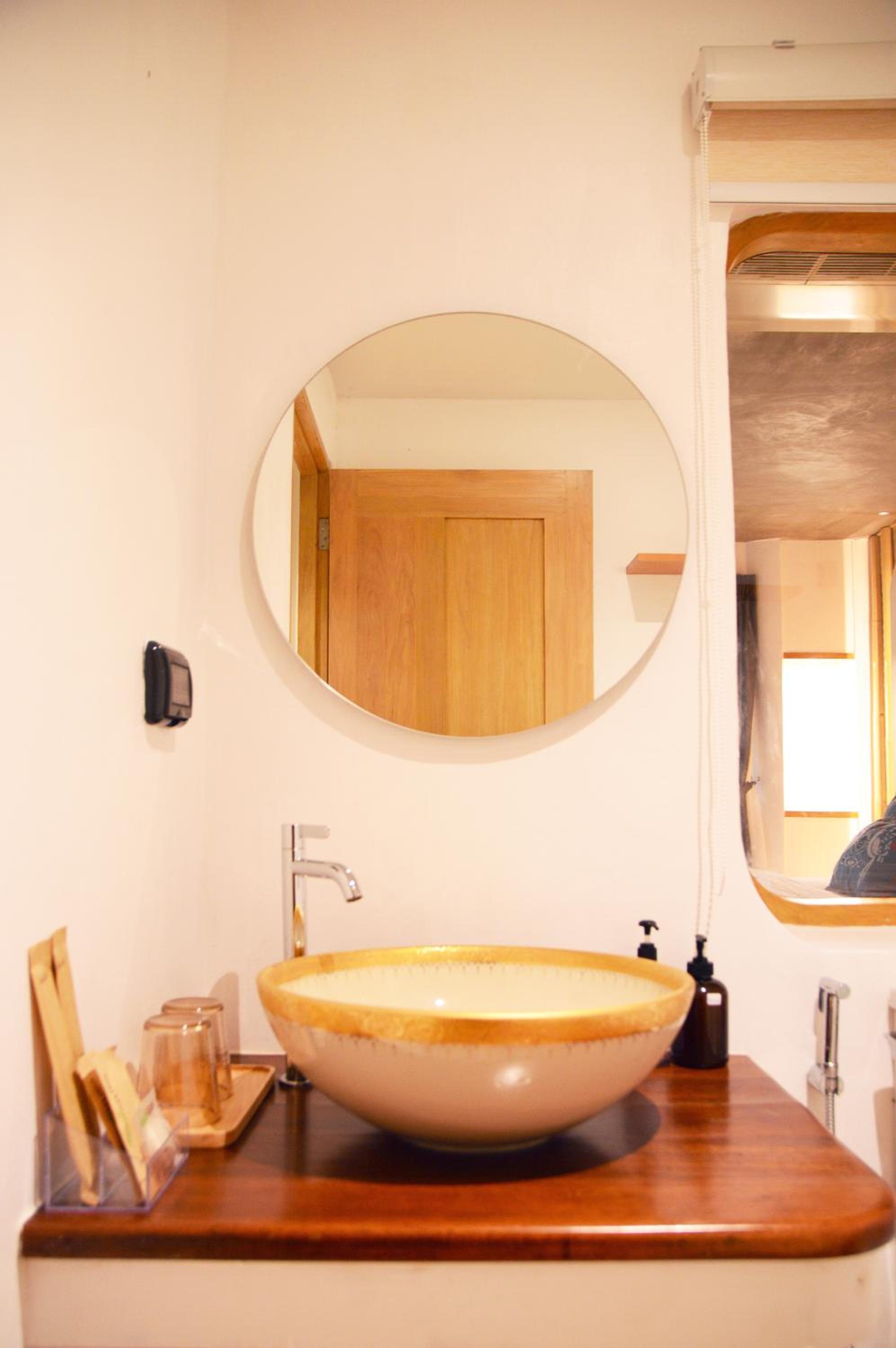 Deluxe King Room - Photo 9