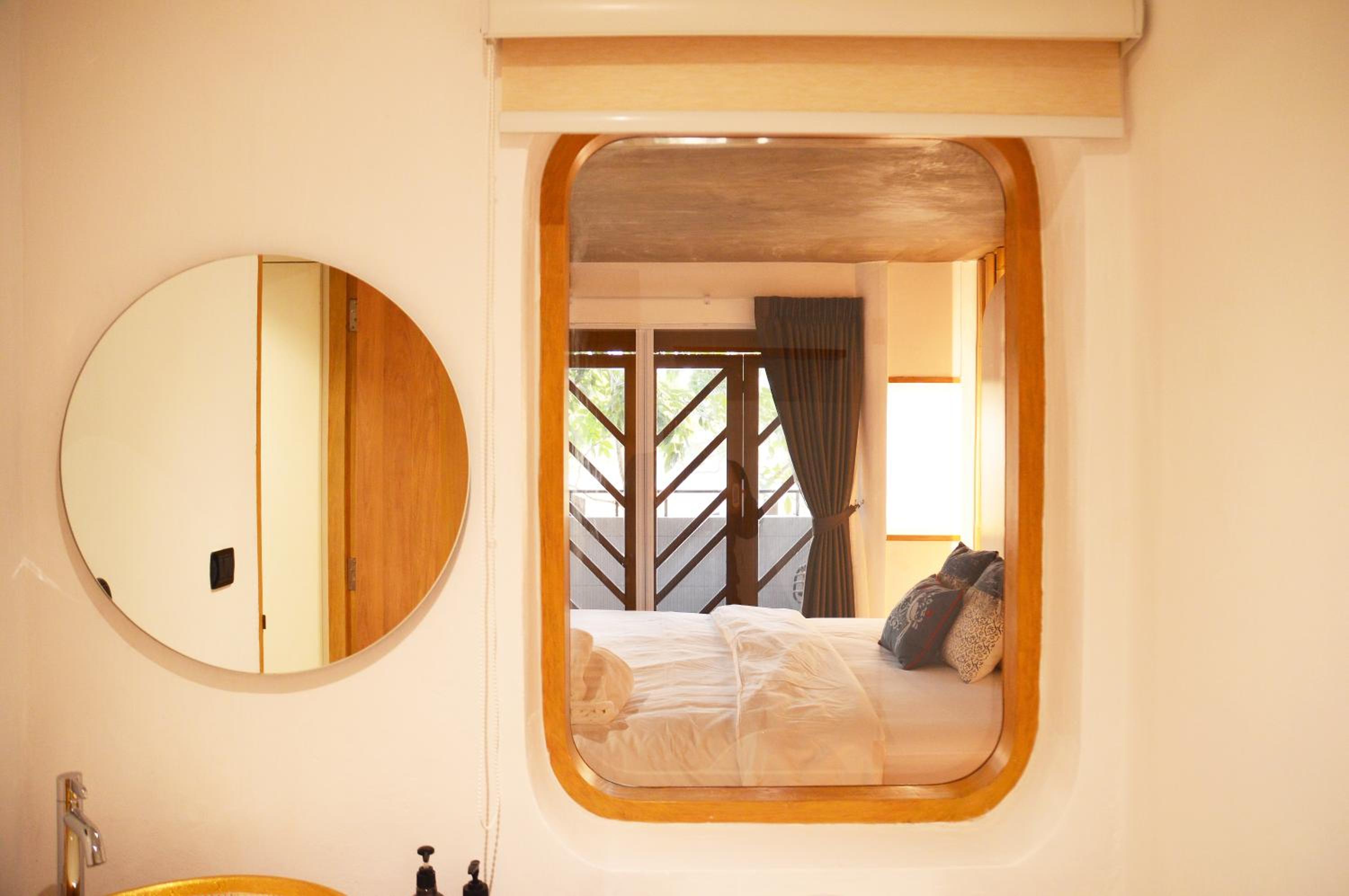 Deluxe King Room - Photo 11