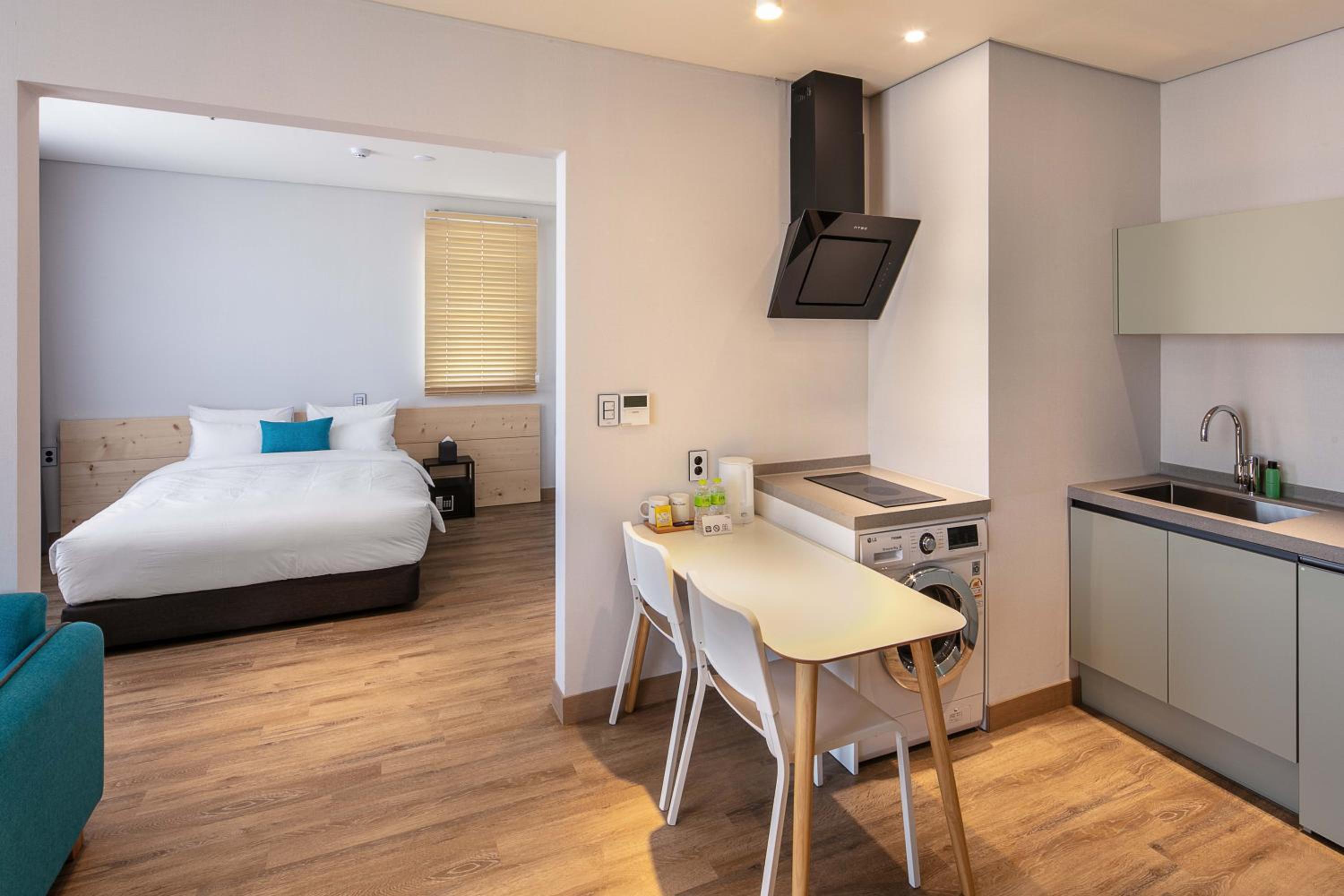 One-Bedroom Suite - Photo 3