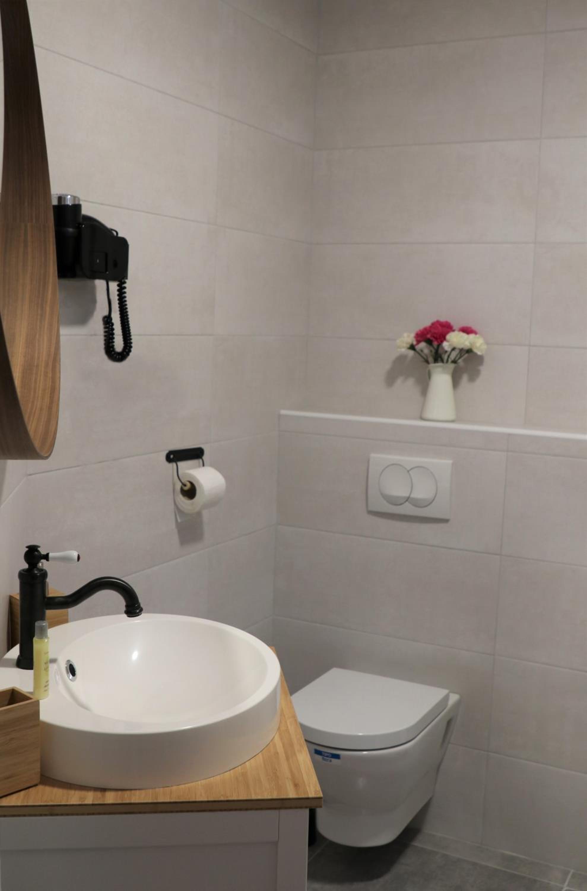 Deluxe Triple Room - Photo 9