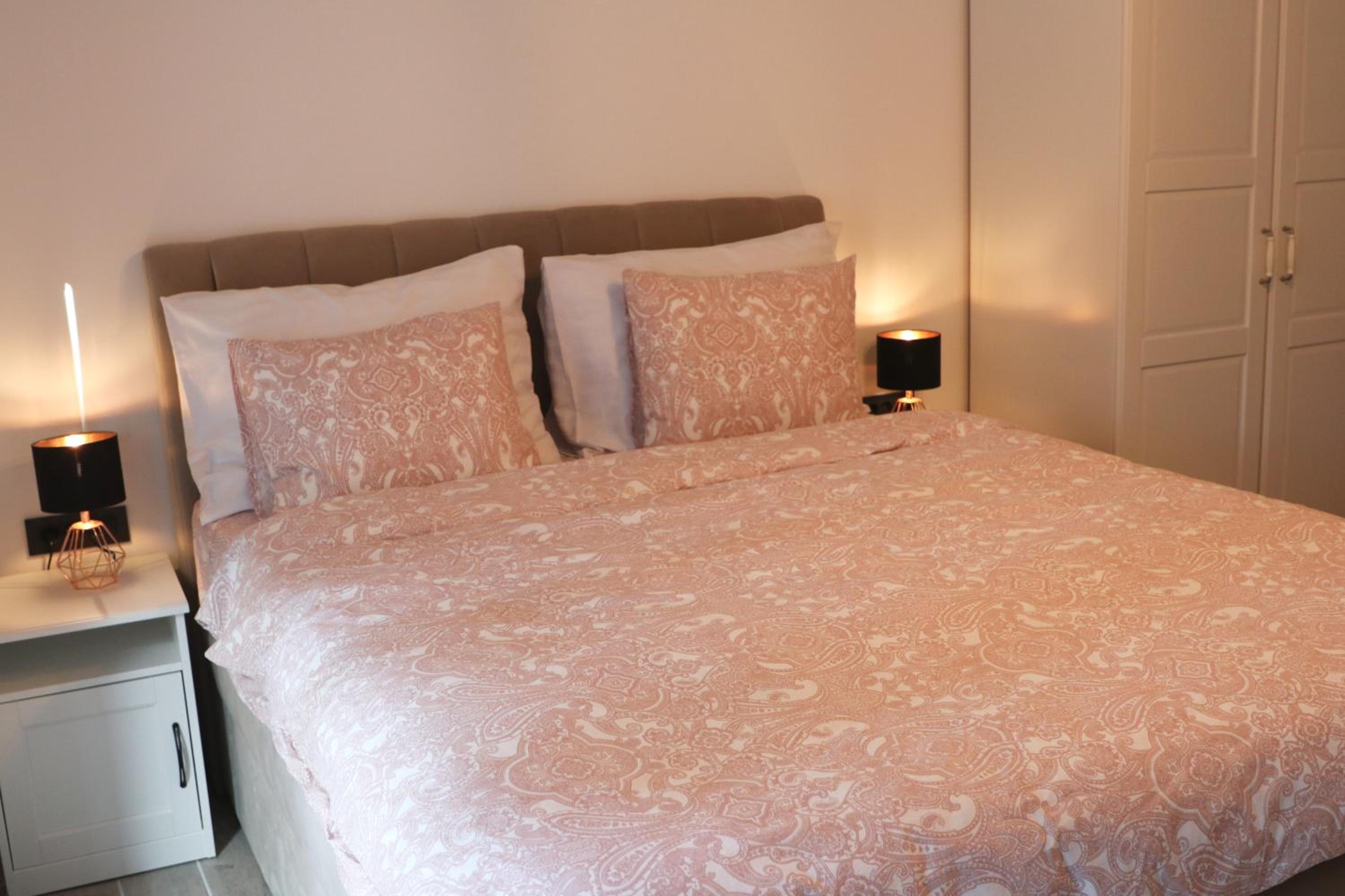 Deluxe Double Room with Balcony - Photo 12