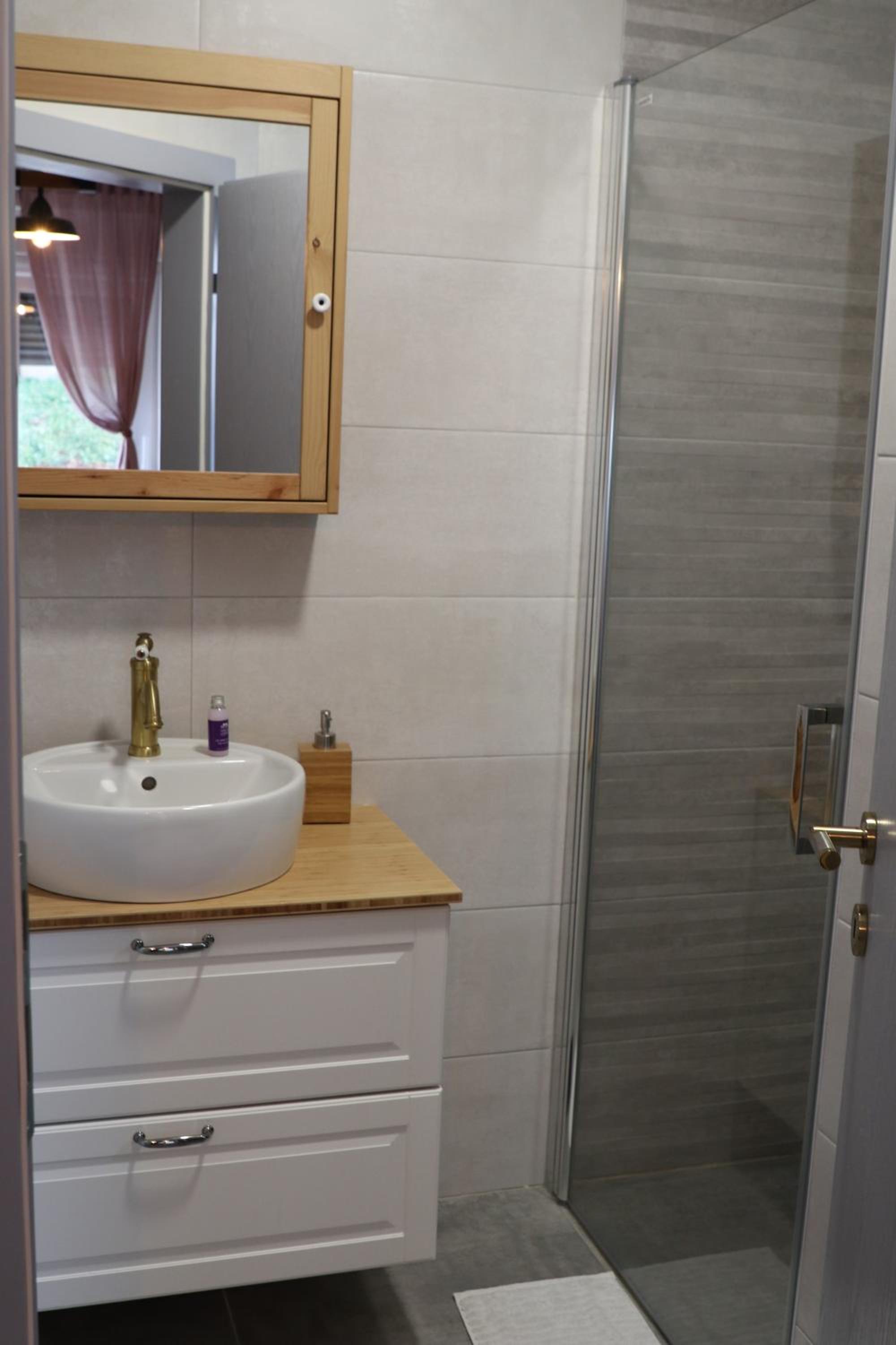 Deluxe Double Room with Balcony - Photo 10