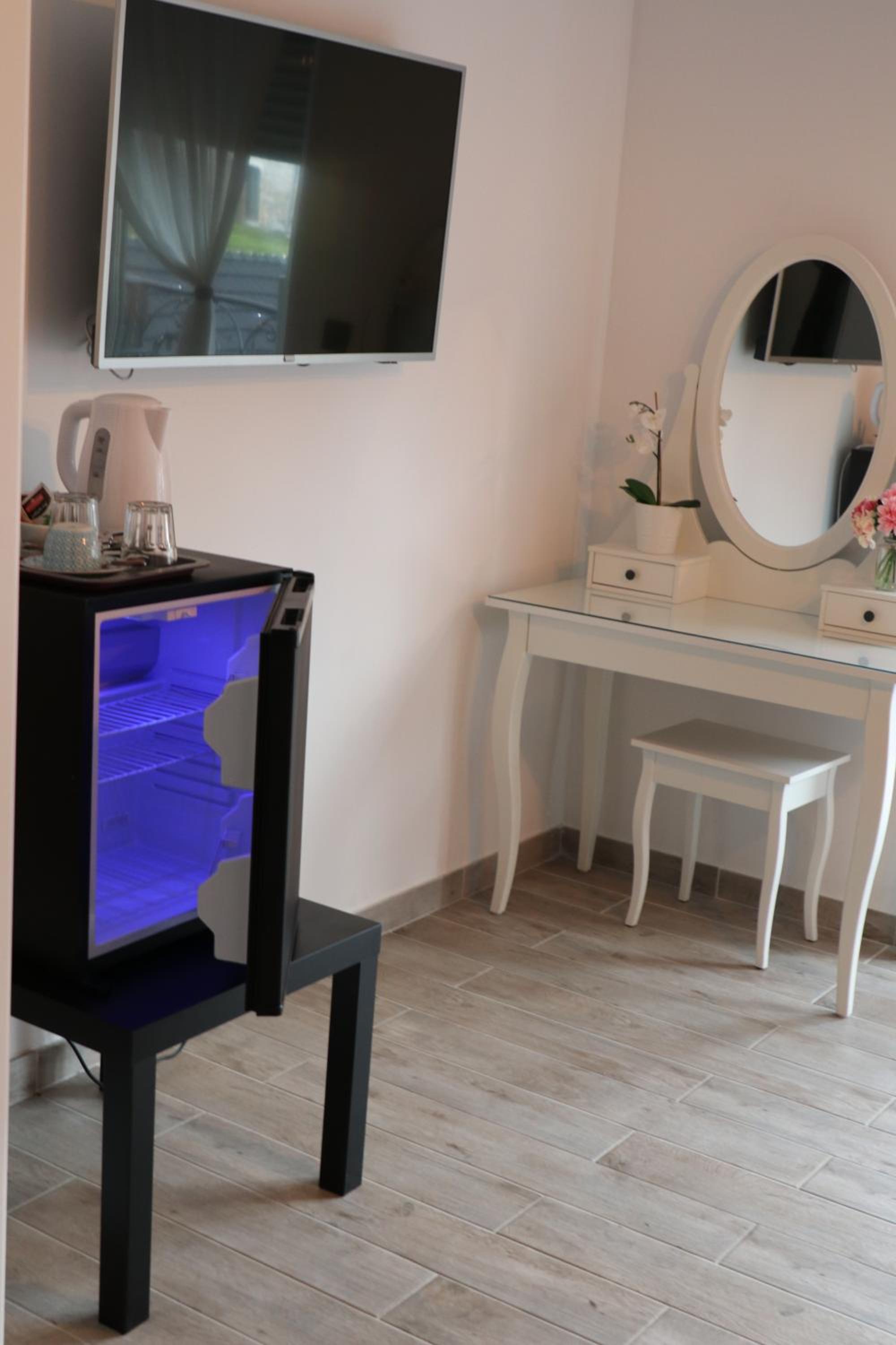 Deluxe Double Room with Balcony - Photo 5