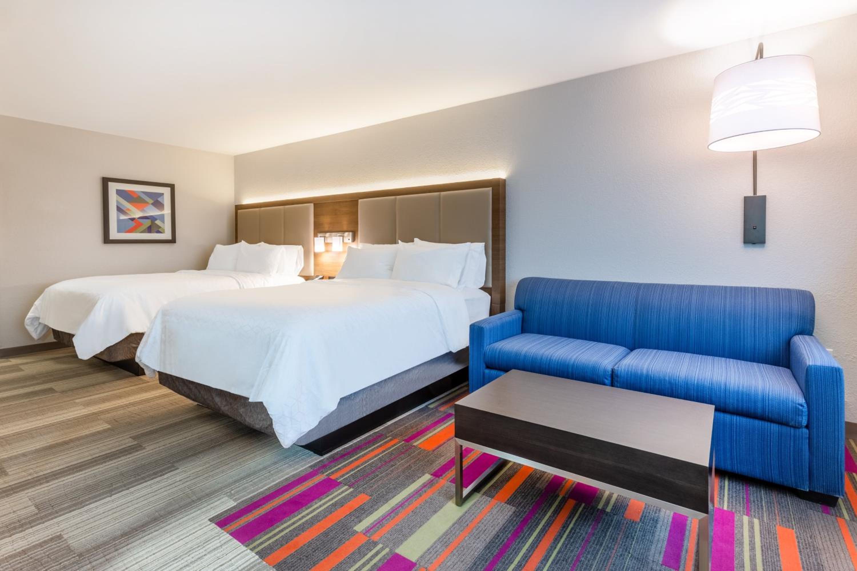 Queen Suite with Two Queen Beds - Photo 2