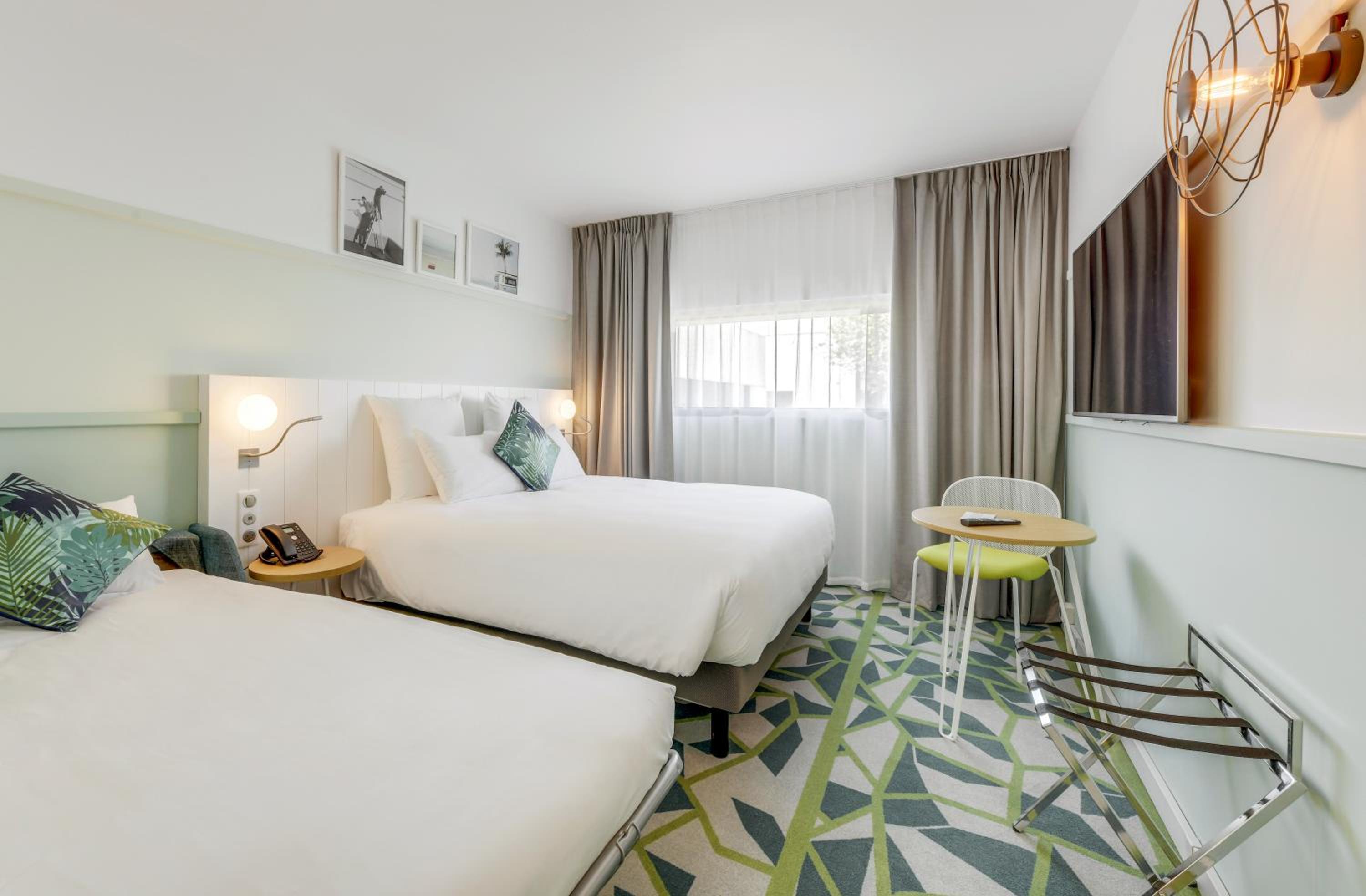 Standard Room with One Double Bed and One Single Bed - Photo 4