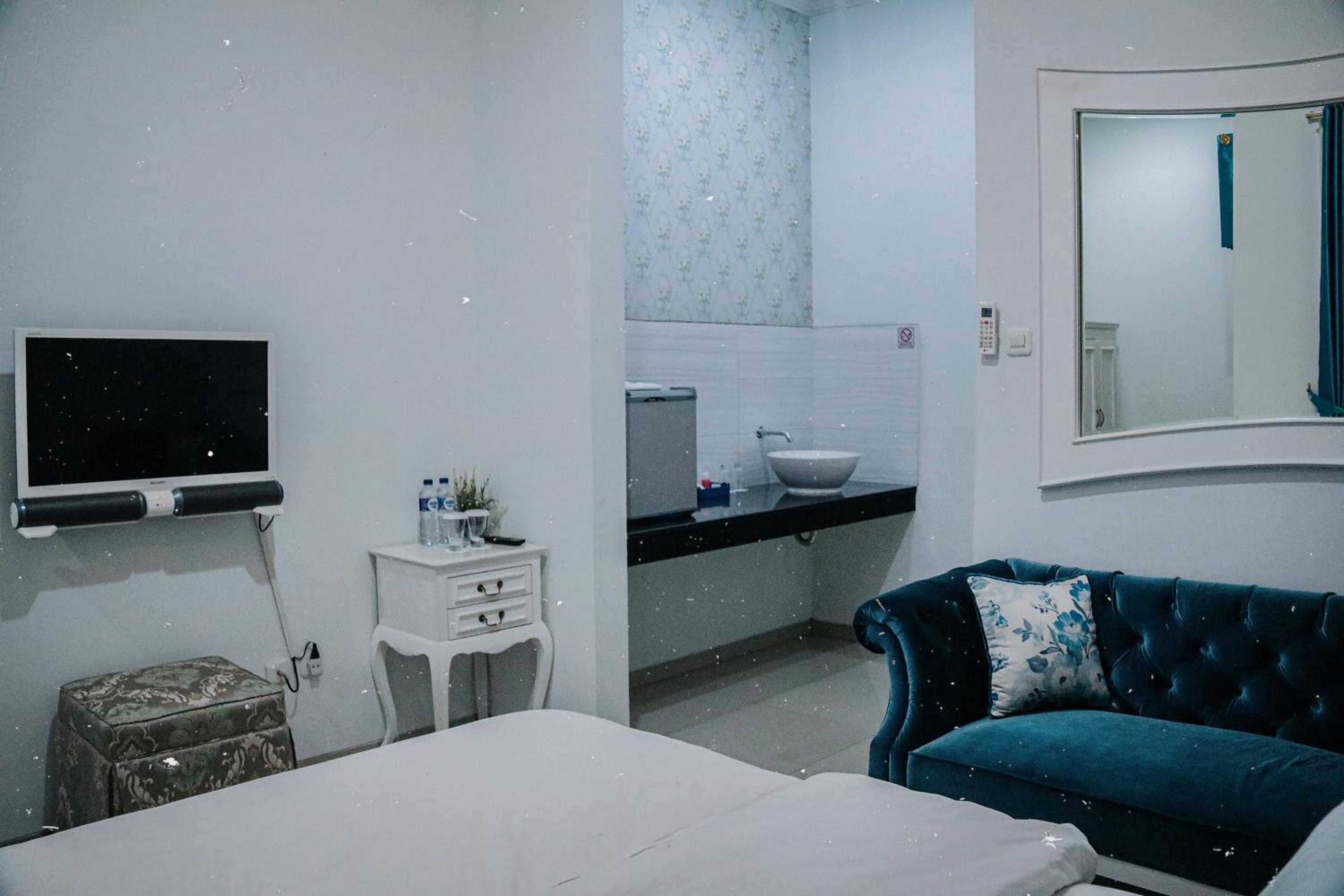 Deluxe Queen Room - Photo 14
