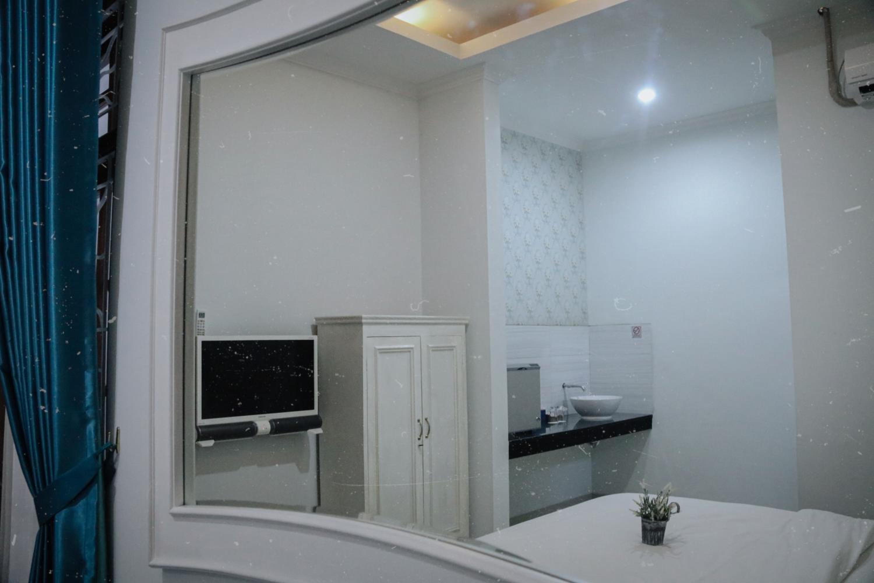 Deluxe Queen Room - Photo 9
