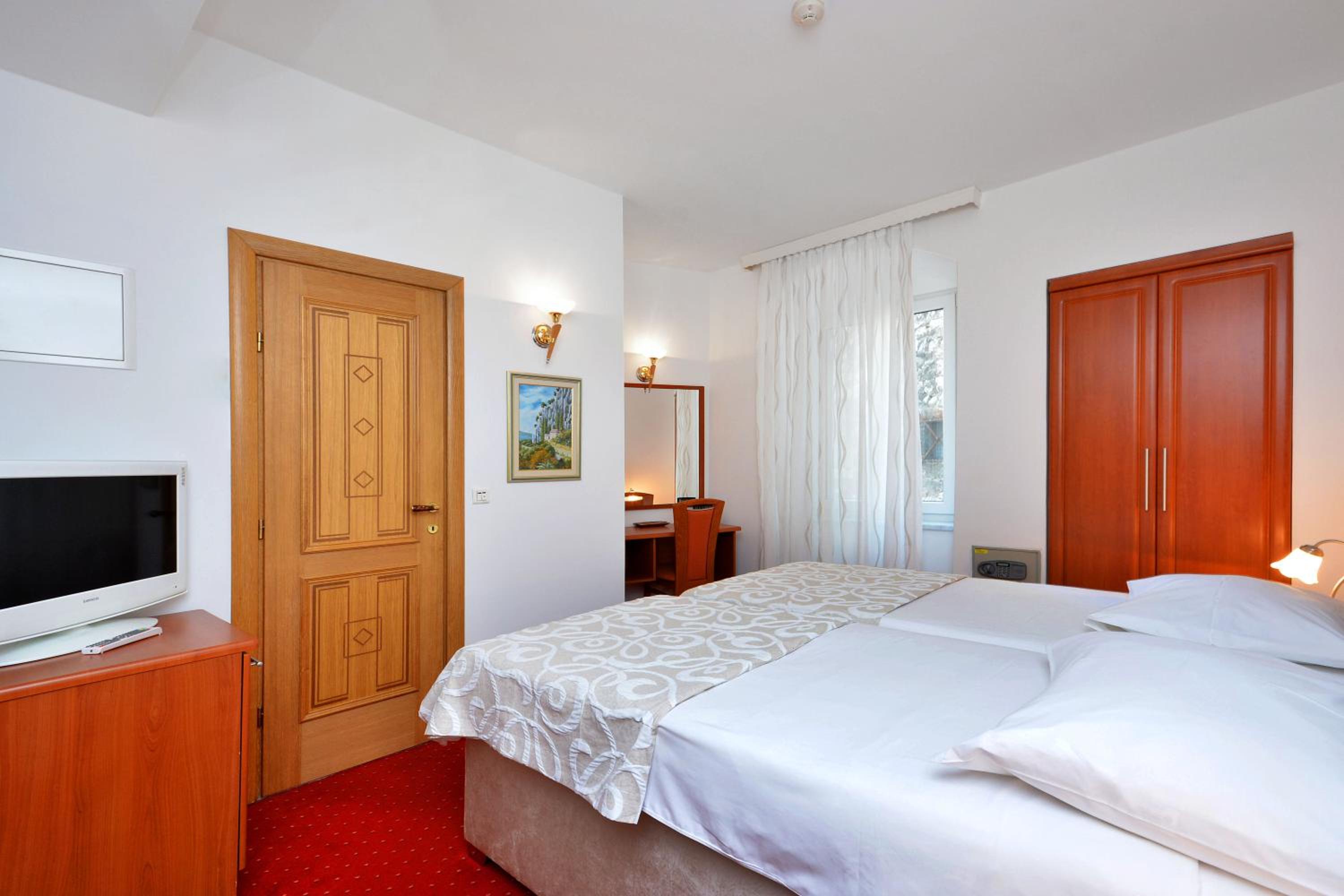 Standard Double or Twin Room photo 2