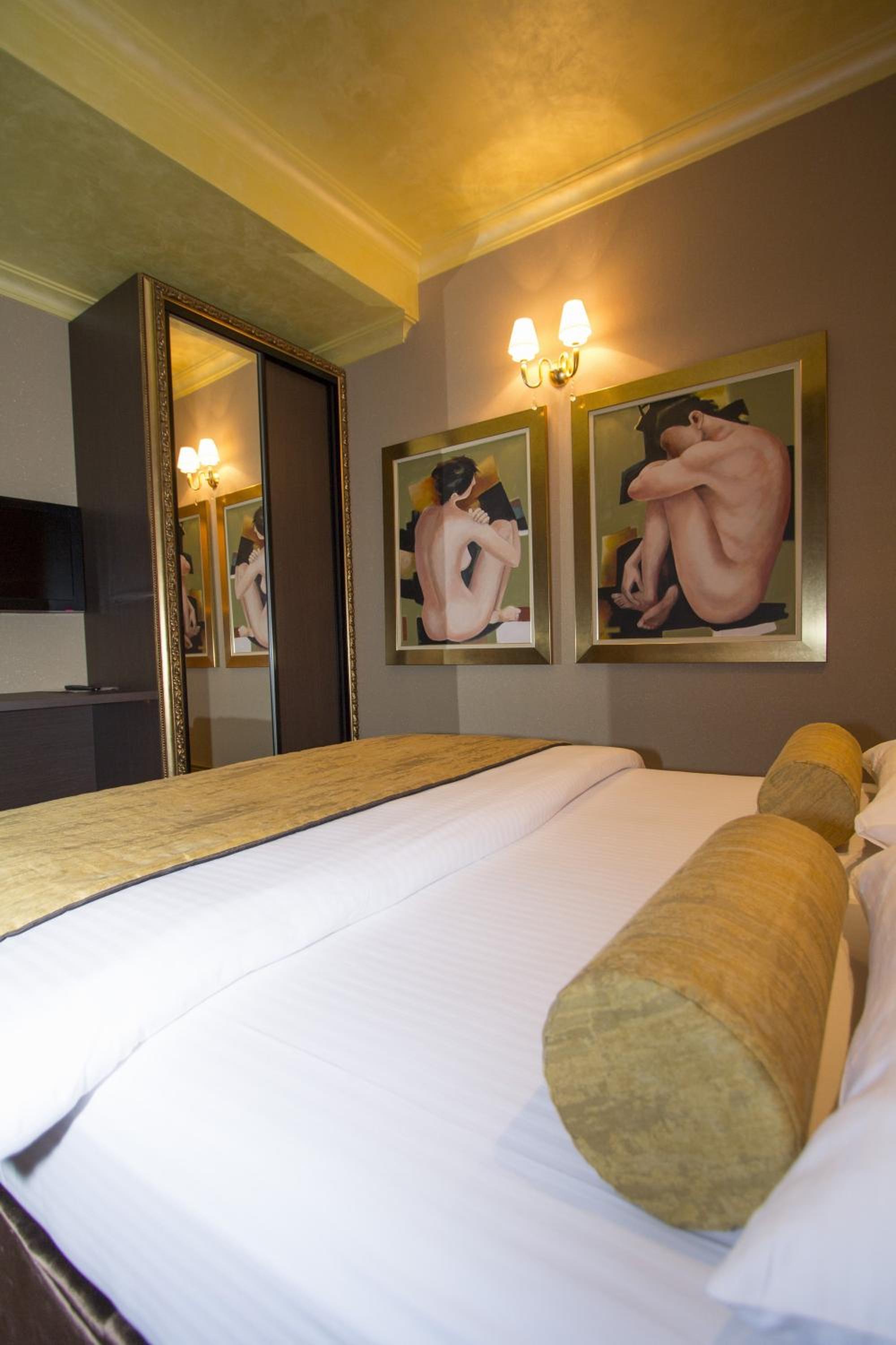 Deluxe One-Bedroom Suite