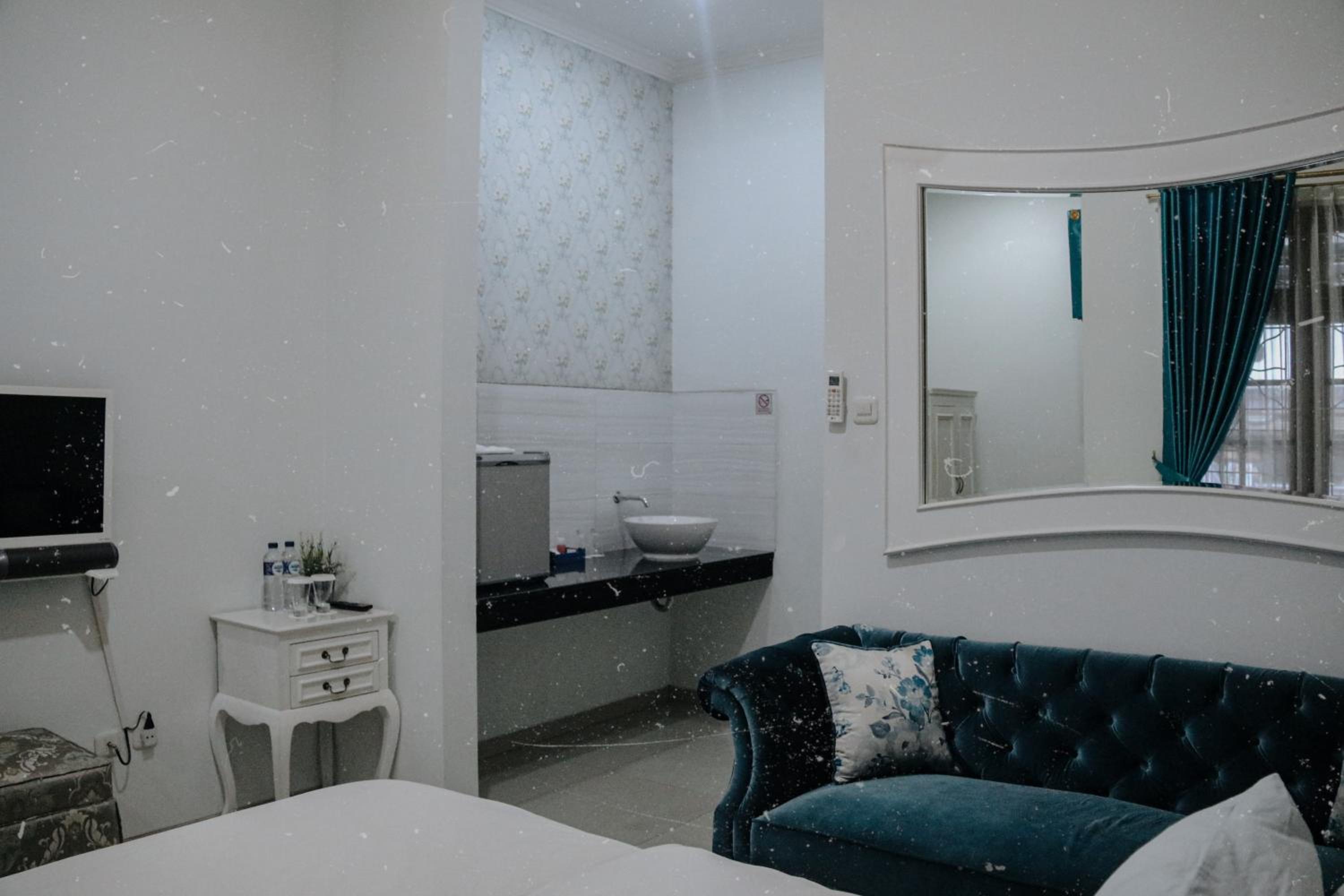 Deluxe Queen Room - Photo 15