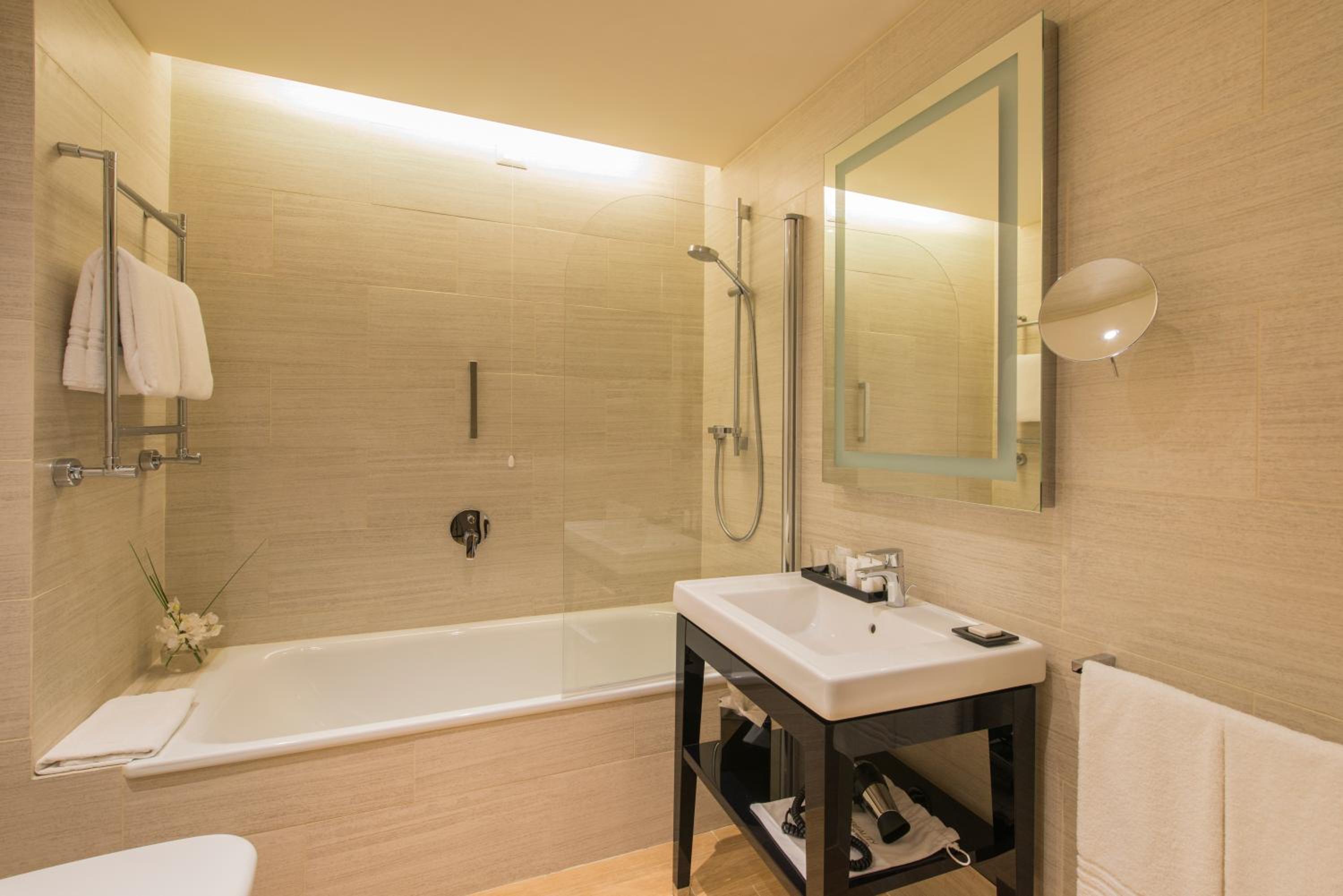Deluxe Double or Twin Room with Balcony thumbnail 5