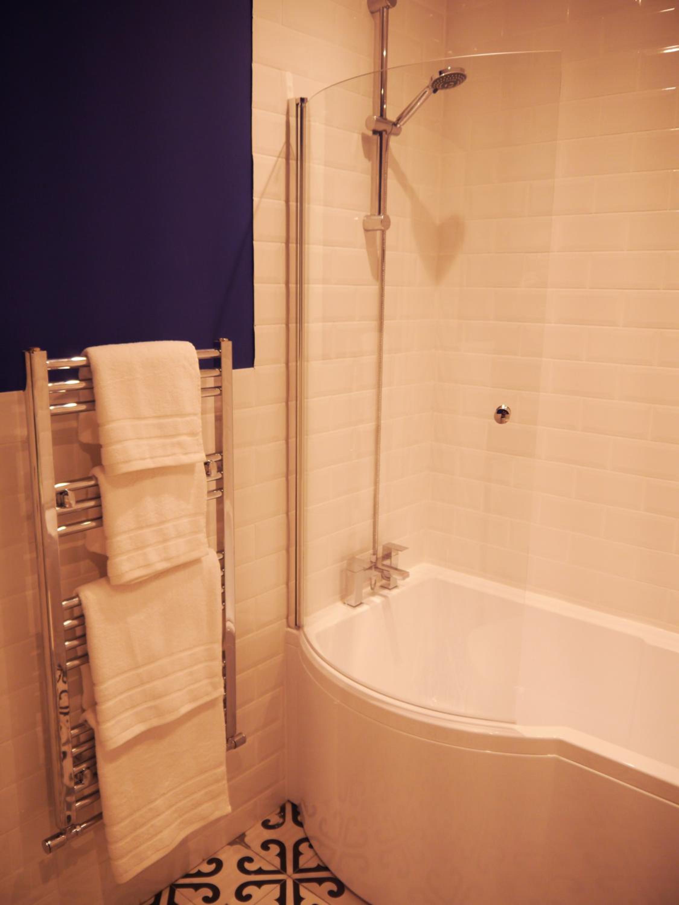 Deluxe Double Room with Bath - Photo 3