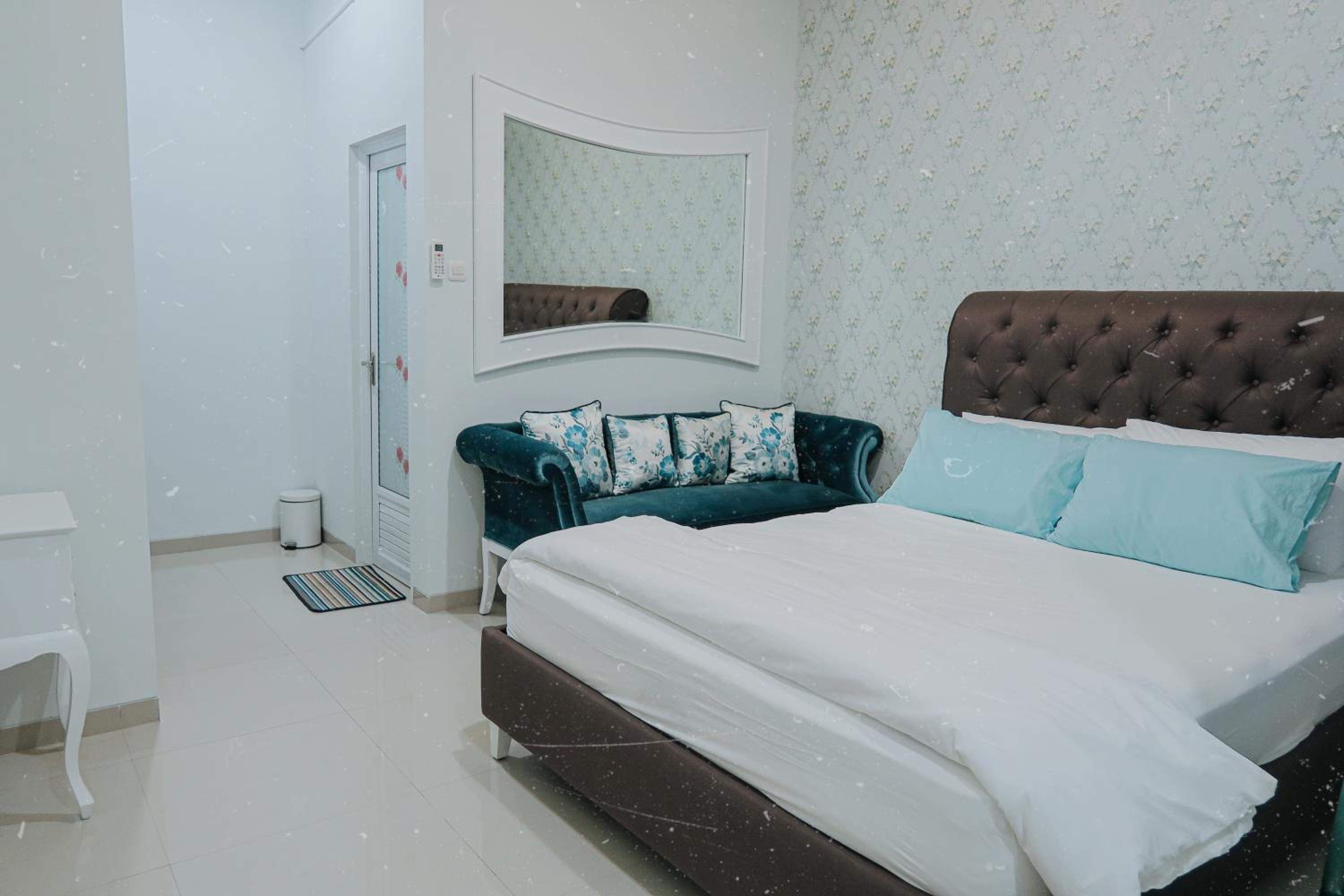 Deluxe Queen Room - Photo 12