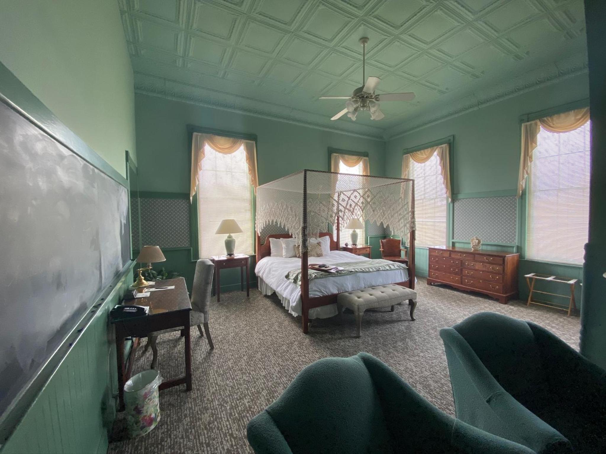 Deluxe King Suite photo 3