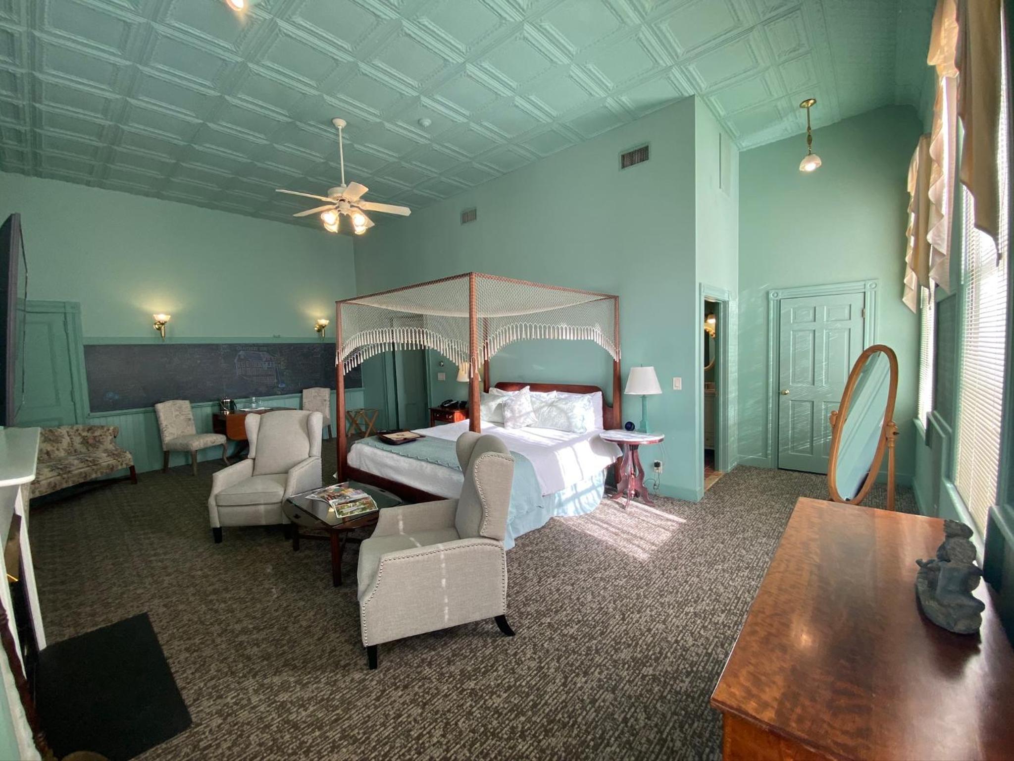 Deluxe King Suite photo 2