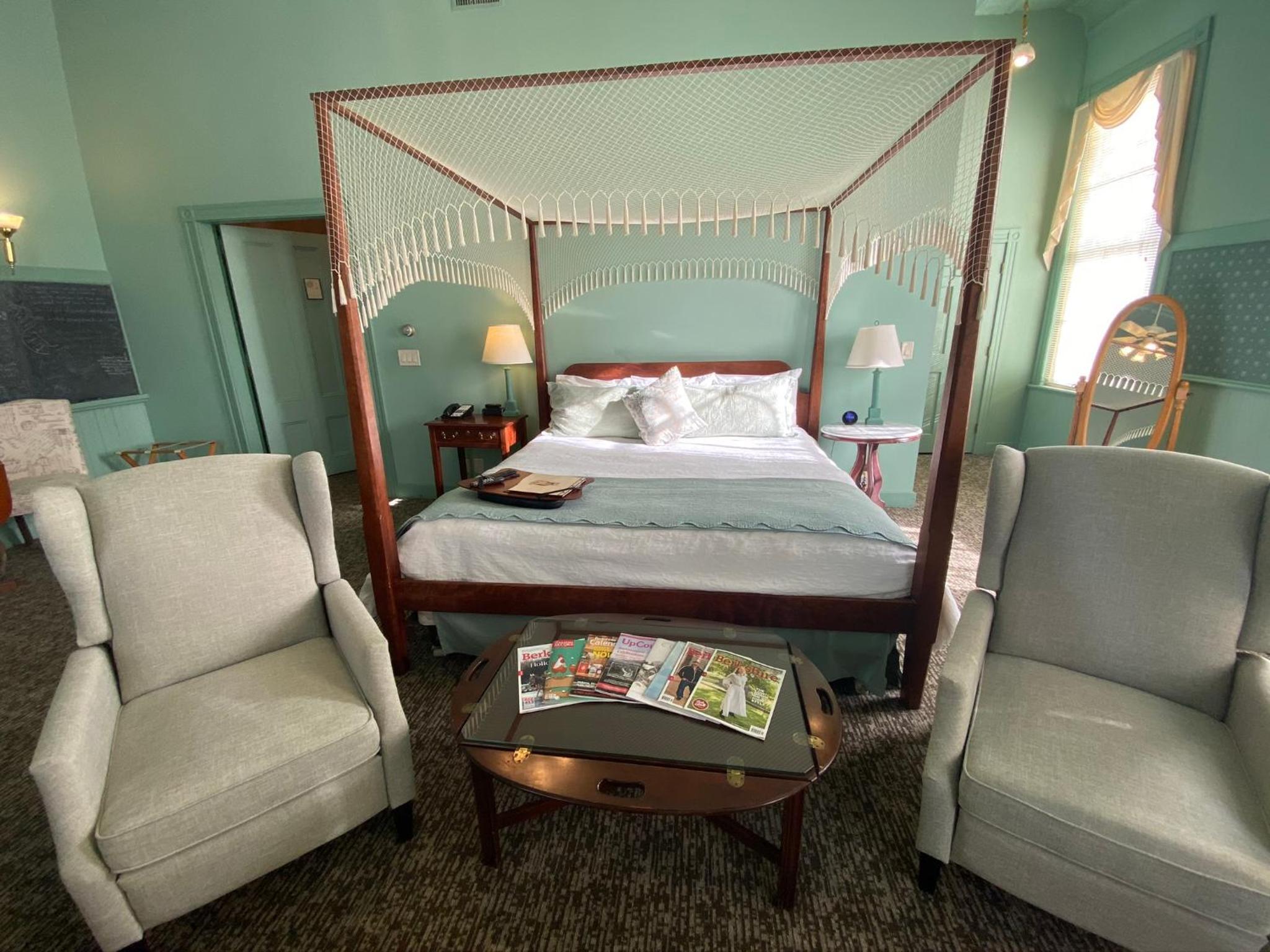 Deluxe King Suite photo 1