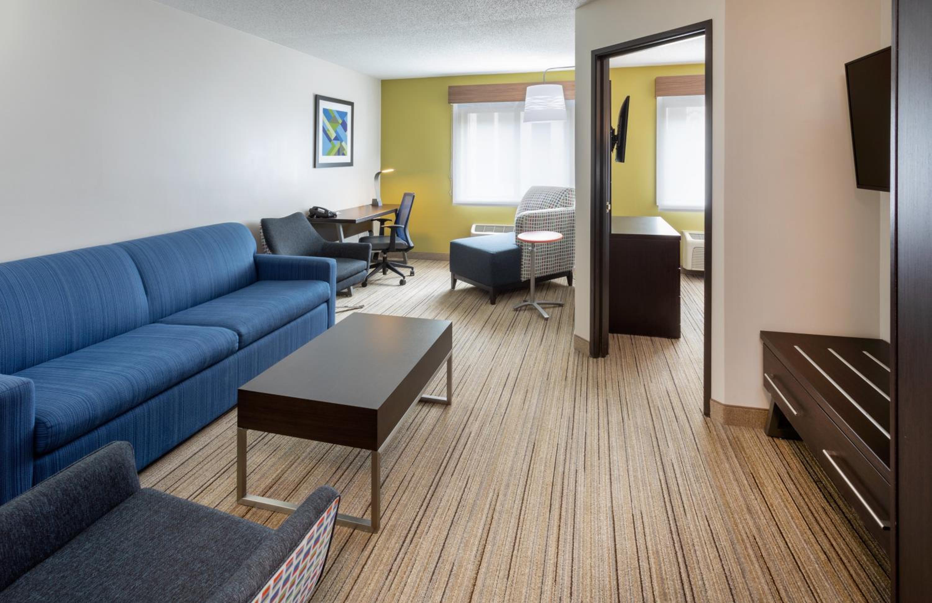 Queen Suite - Photo 1