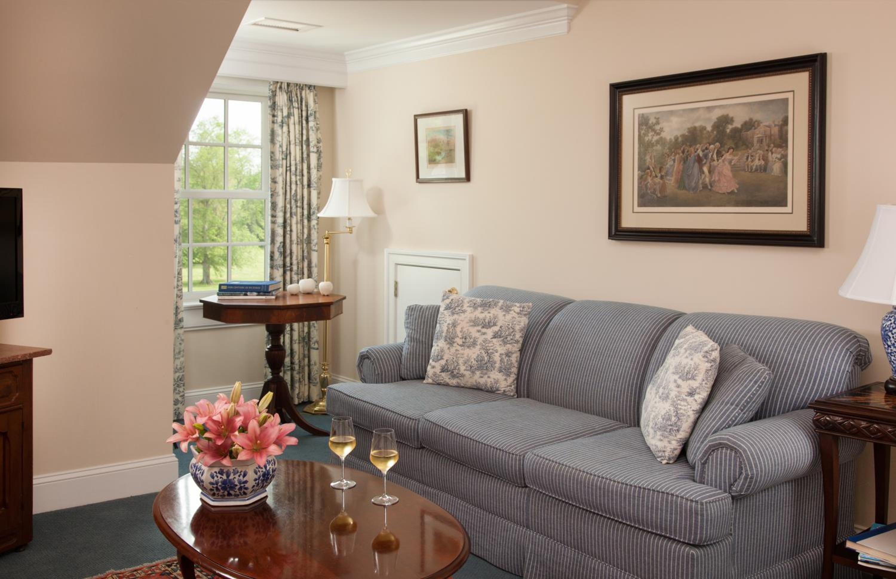 Deluxe King Suite photo 2