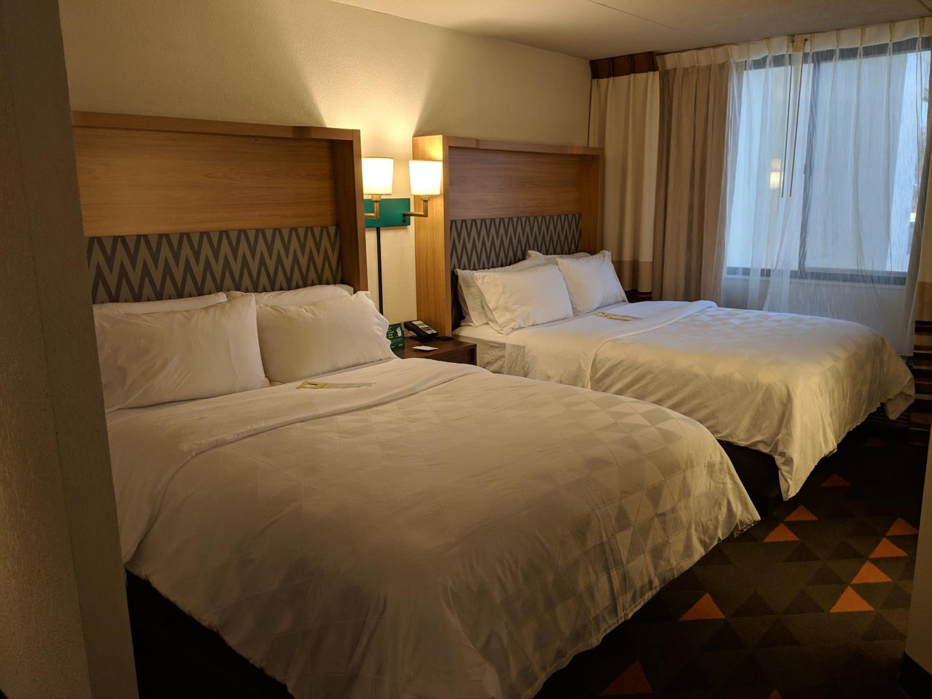 Standard Queen Room with Two Queen Beds - Photo 6