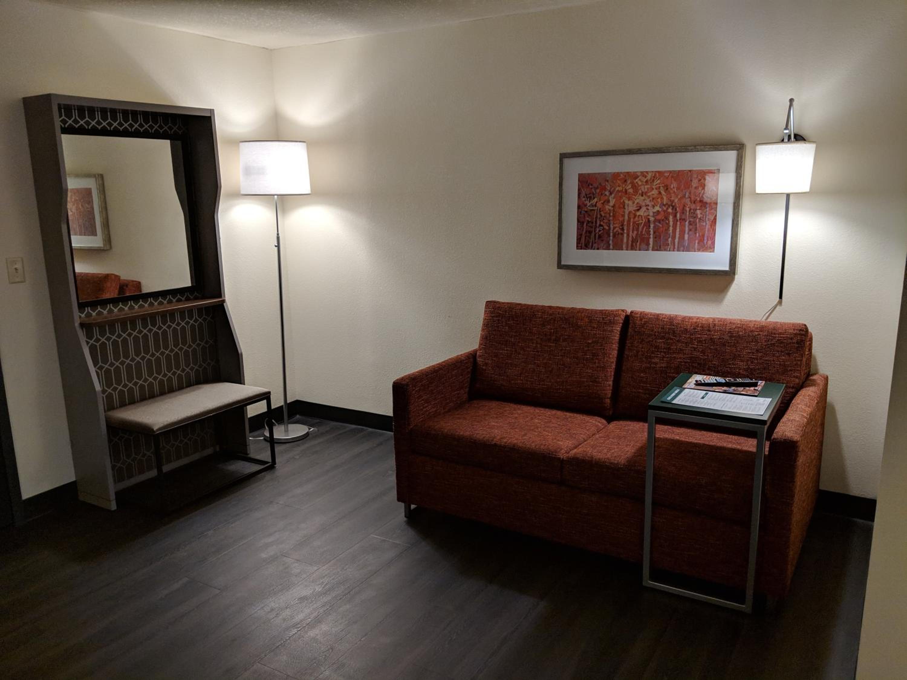 Standard Queen Room with Two Queen Beds - Photo 9