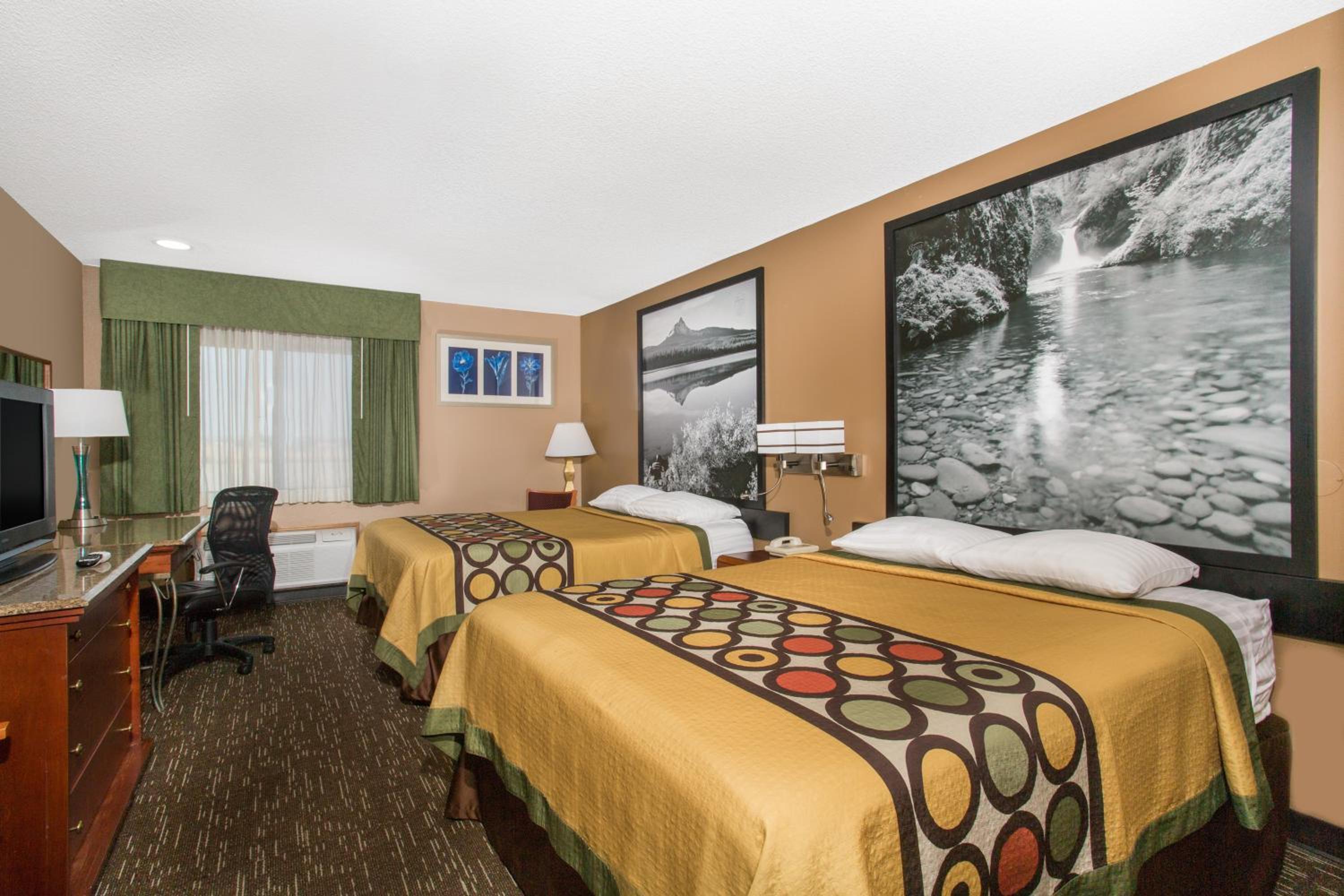 Queen Room with Two Queen Beds - Non-Smoking - Photo 5