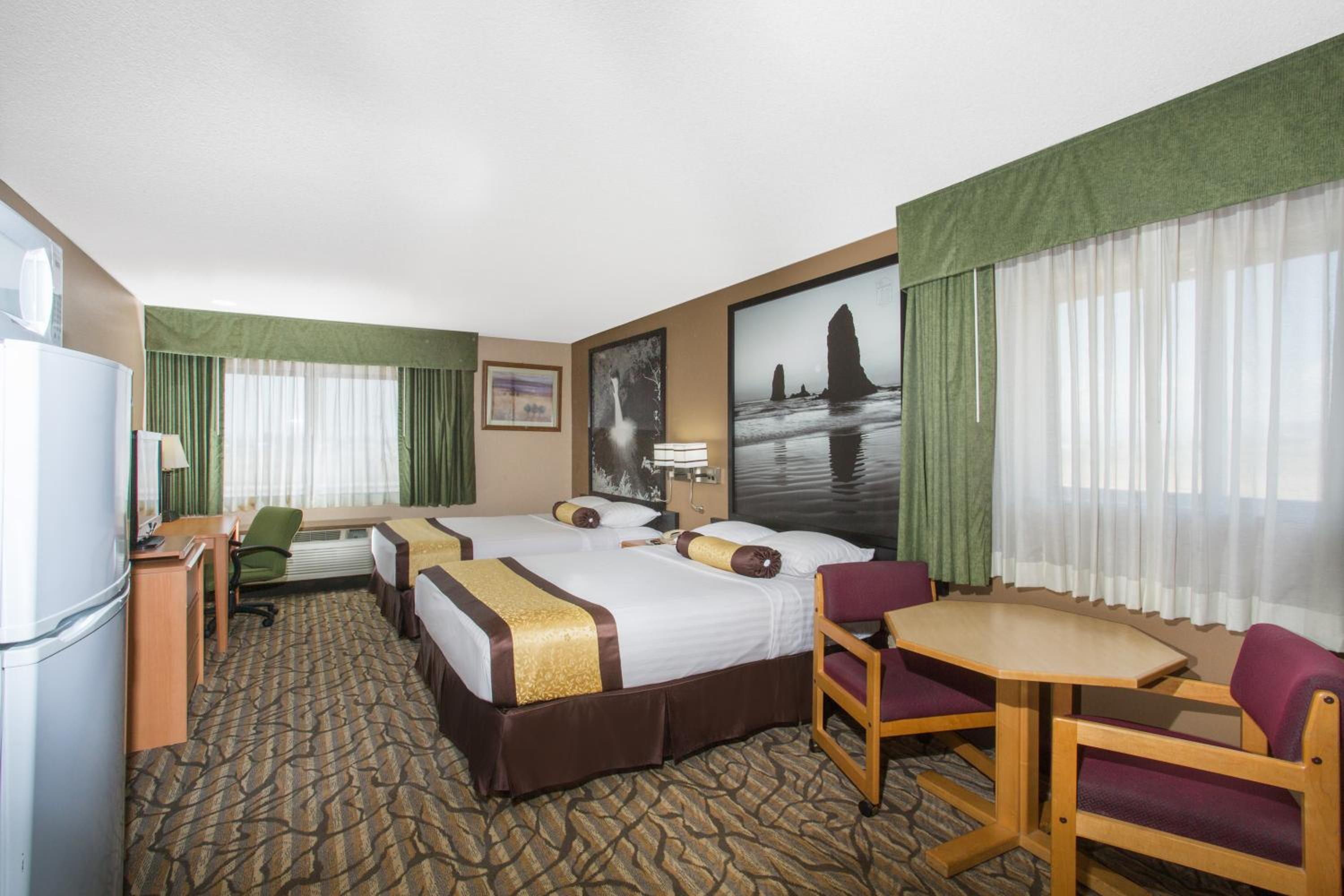 Deluxe Queen Studio with Two Queen Beds - Non-Smoking - Photo 6
