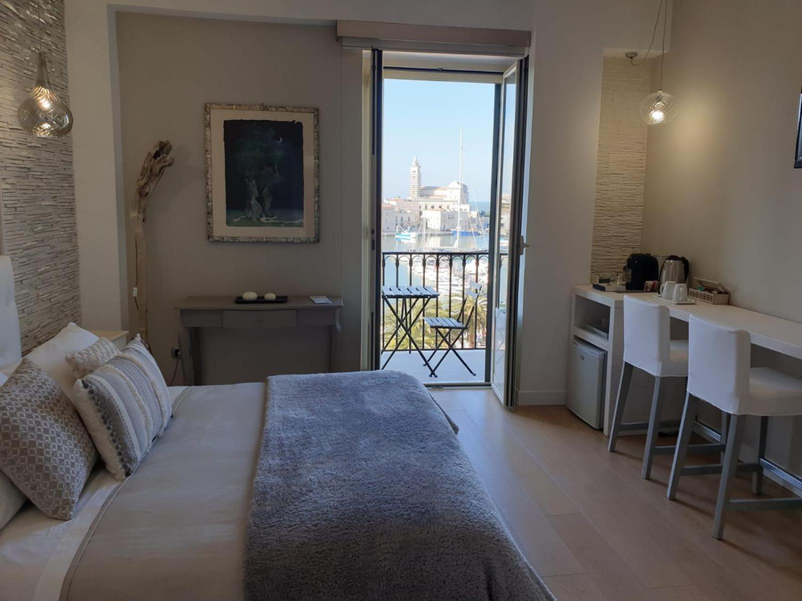 Junior Suite with Balcony - Photo 19