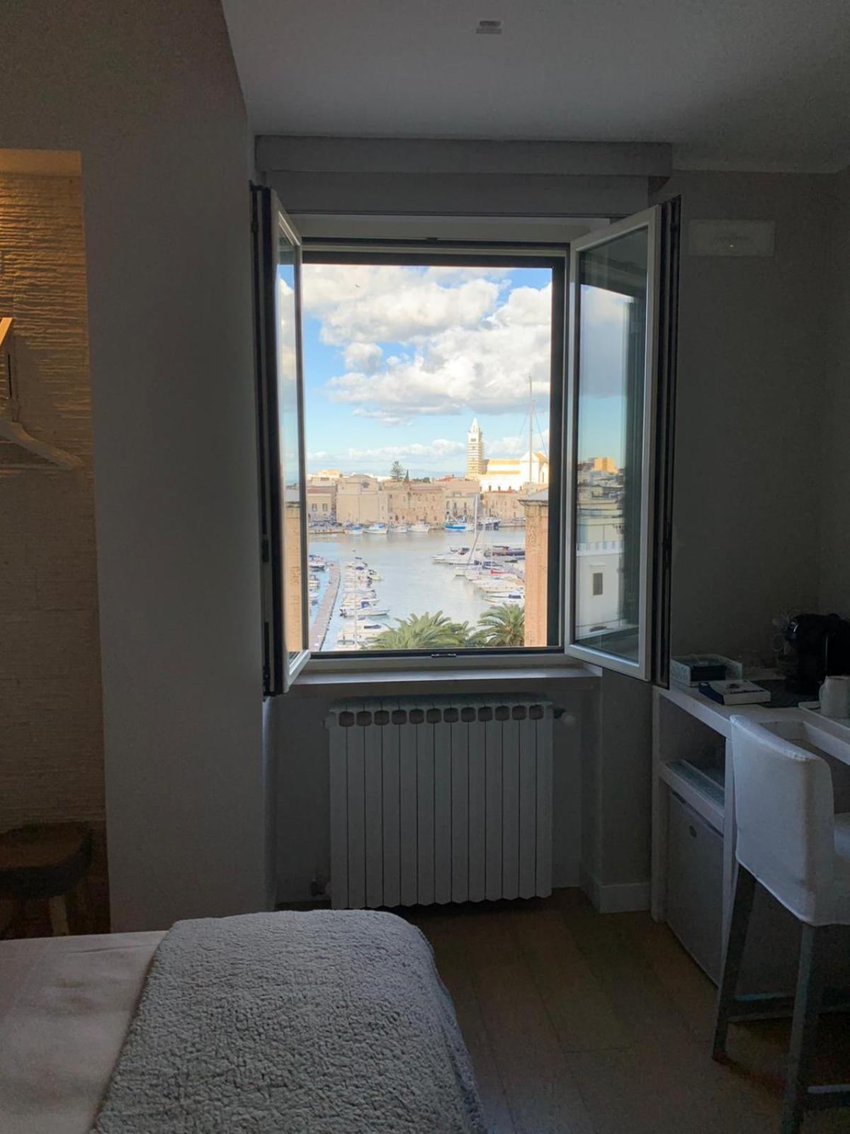 Deluxe Double Room with Window and Sea View - Photo 18