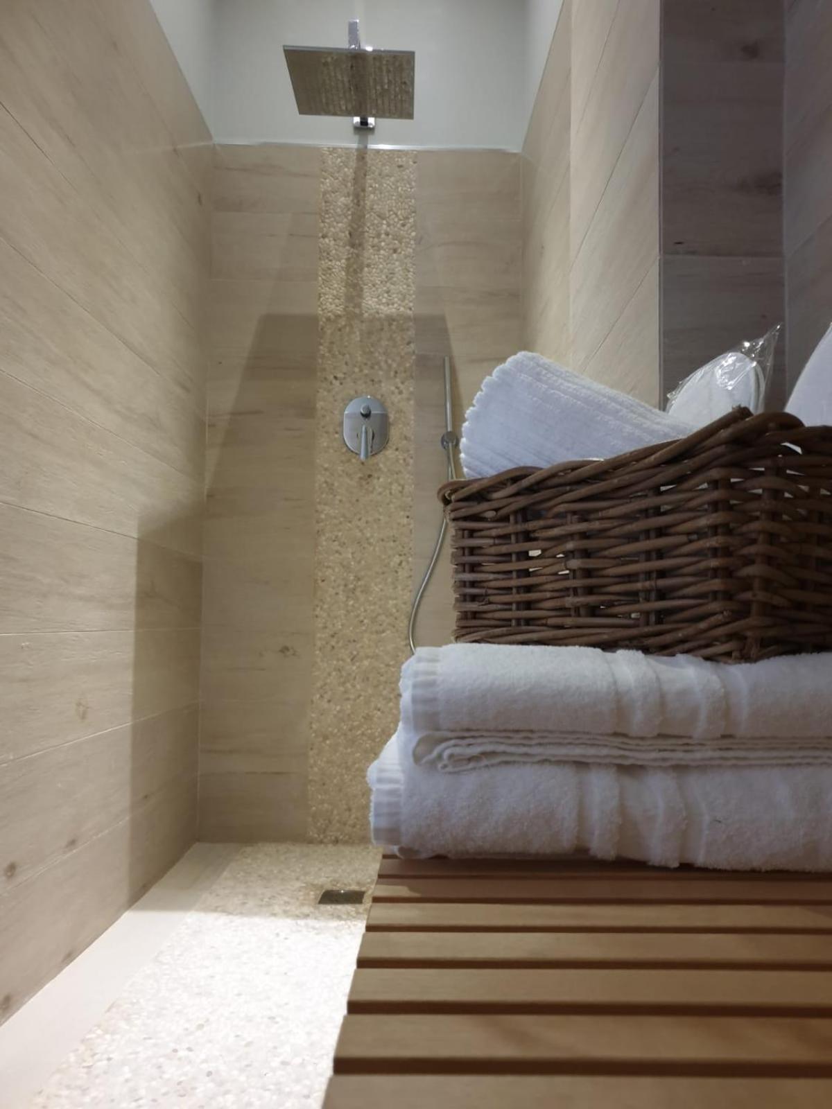 Junior Suite with Balcony - Photo 12