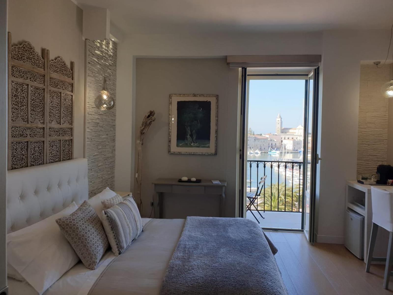 Junior Suite with Balcony - Photo 8