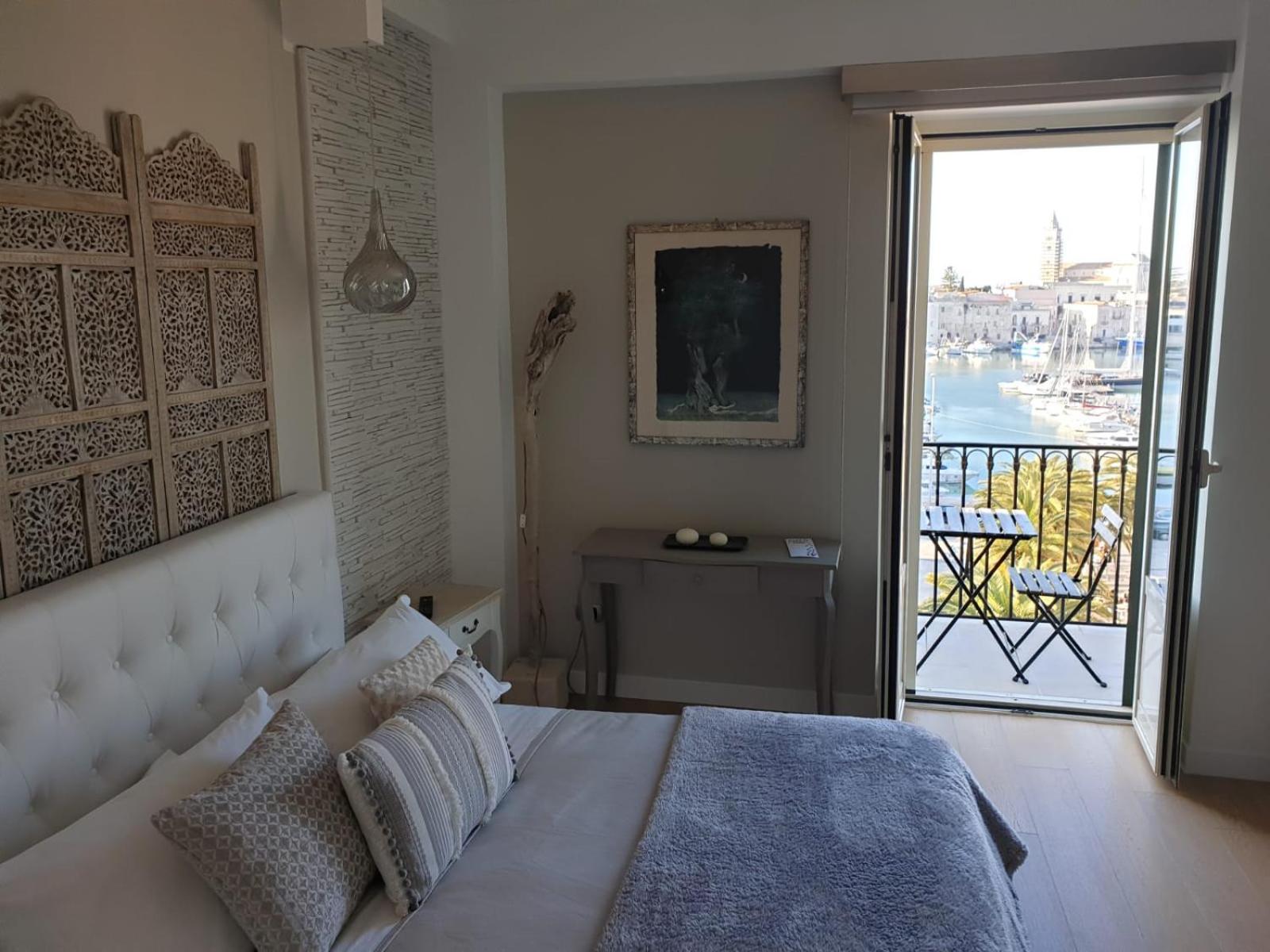 Junior Suite with Balcony - Photo 20