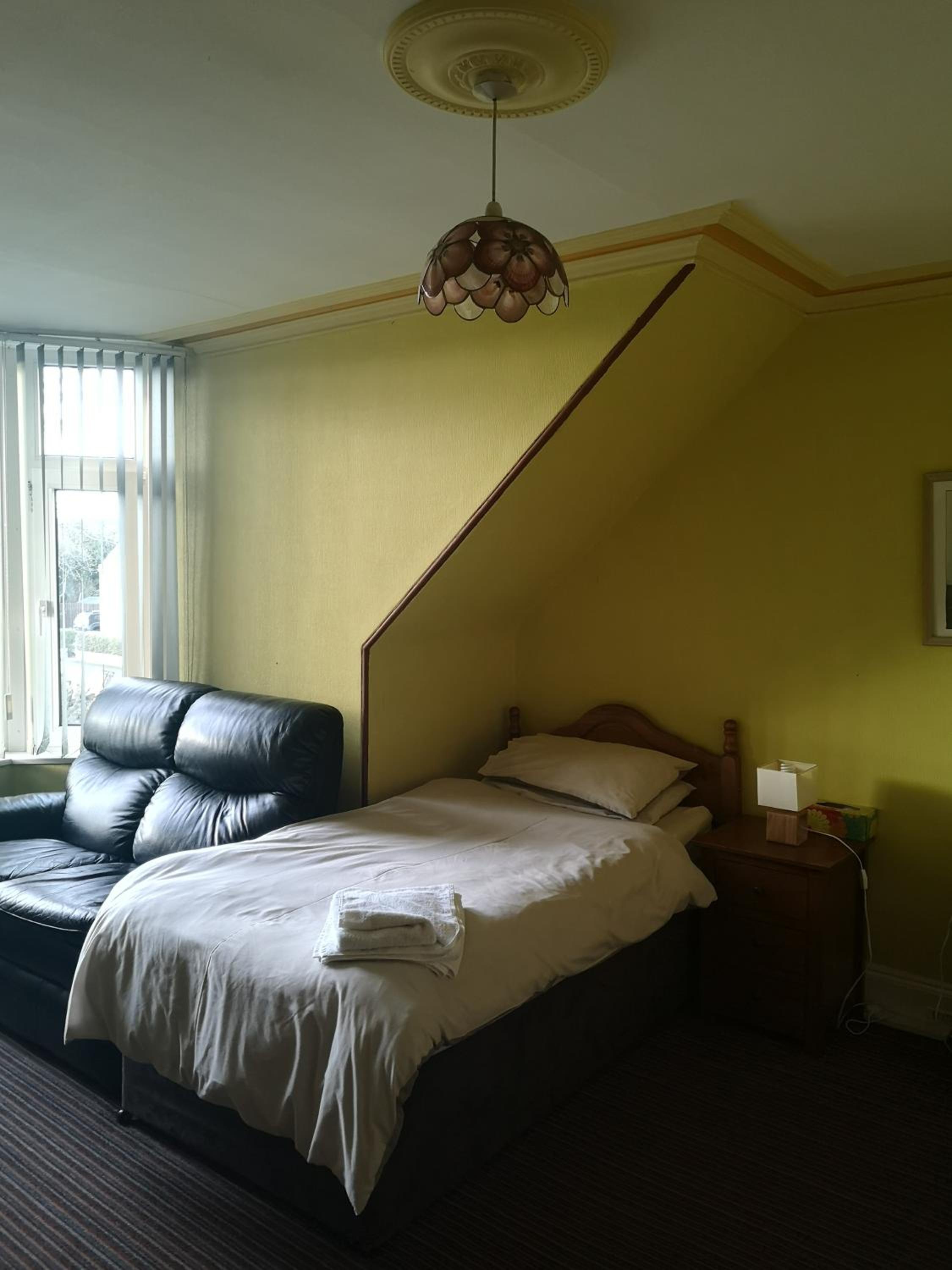 Standard Twin Room with Shared Bathroom photo 2