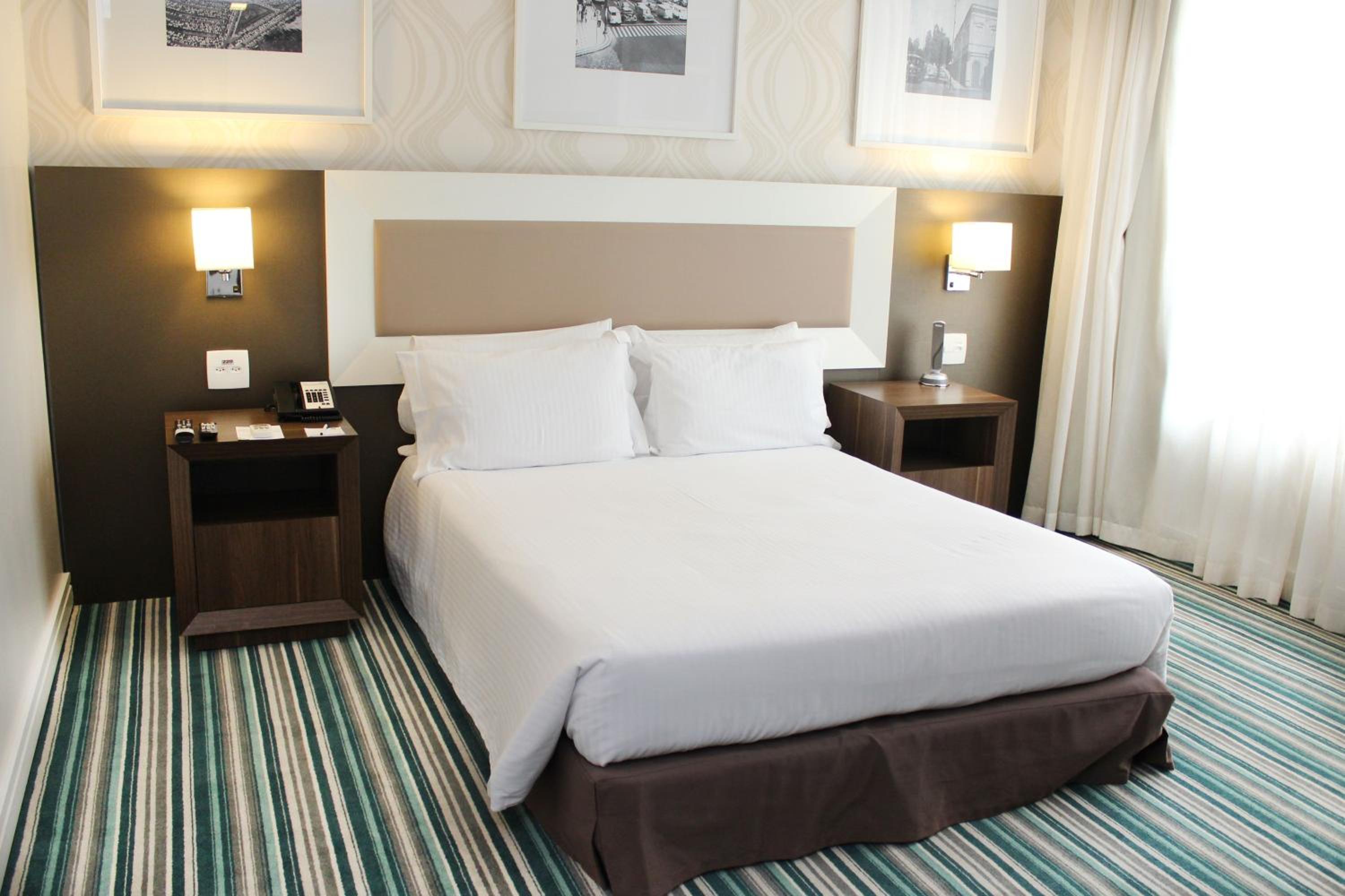 Standard King Room - Accessible photo 1
