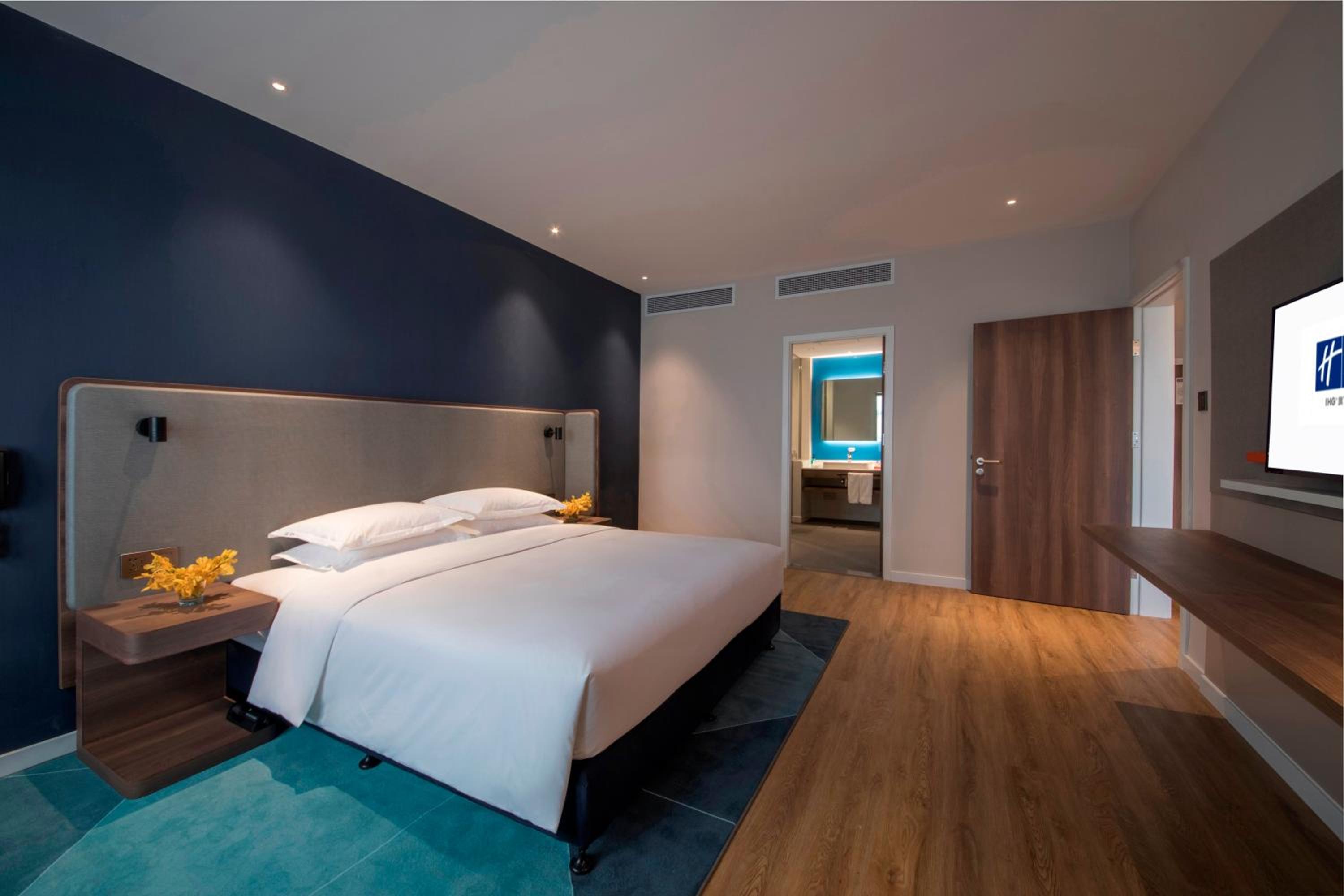 One-Bedroom Suite - Photo 4