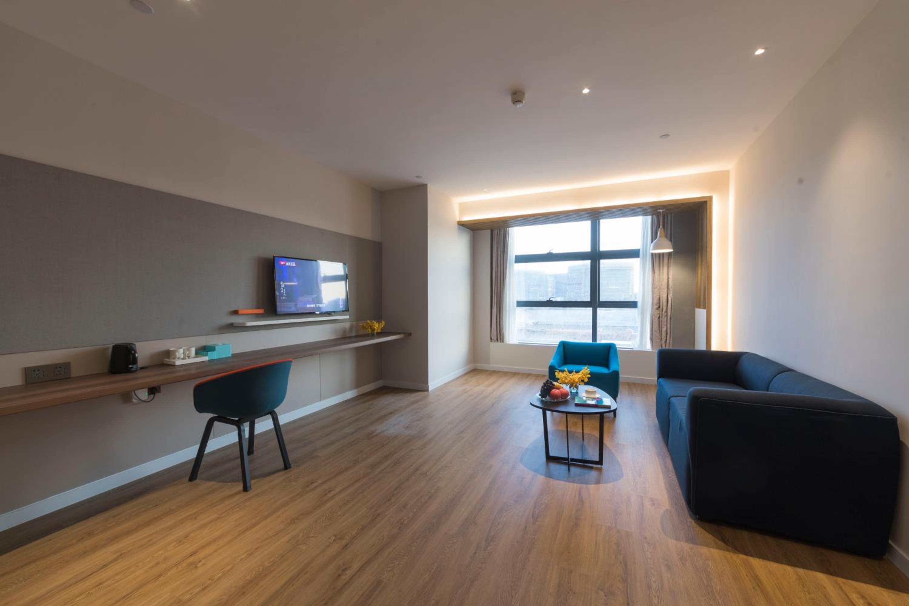 One-Bedroom Suite - Photo 5
