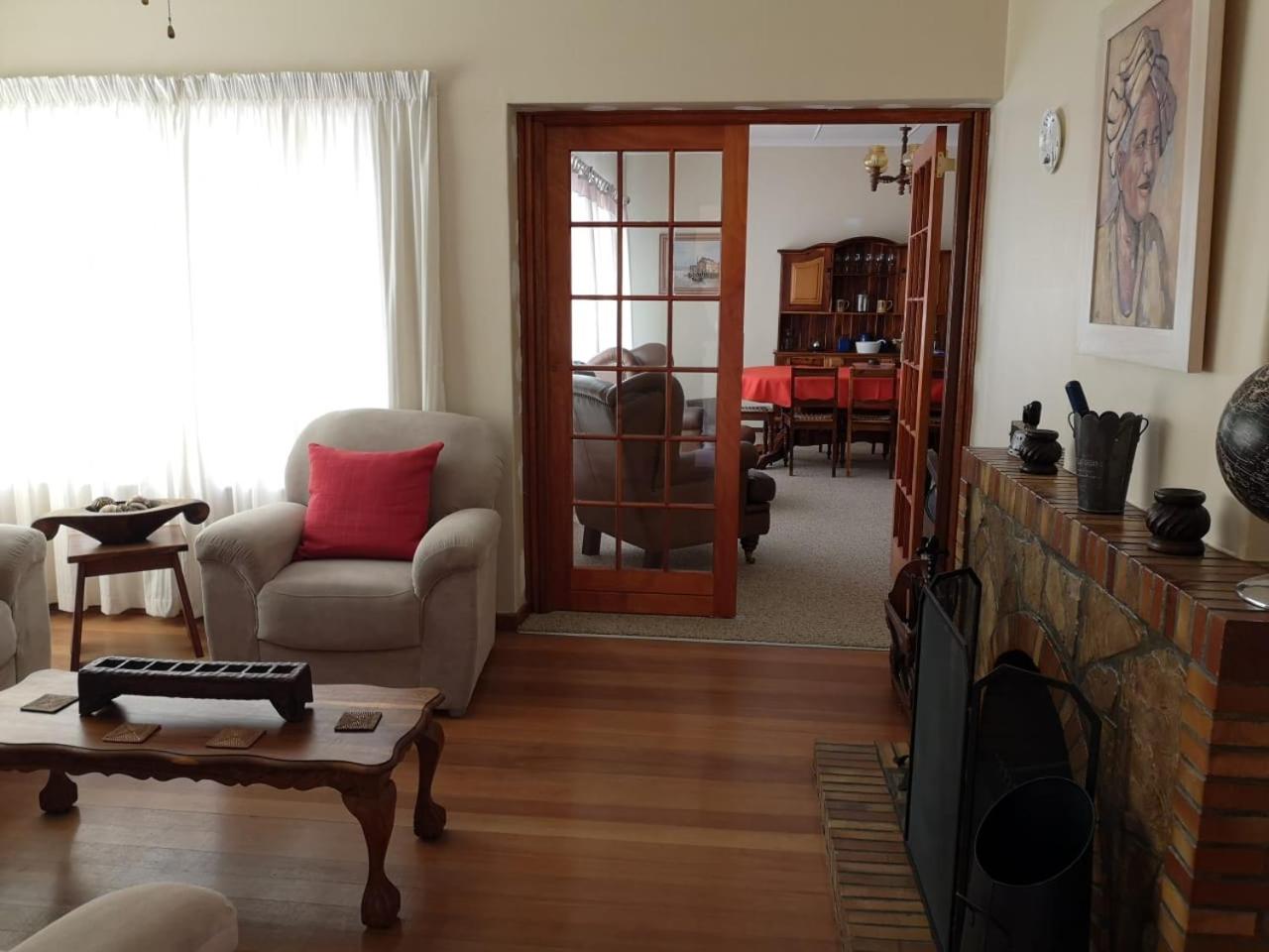 Five-Bedroom House - Photo 1