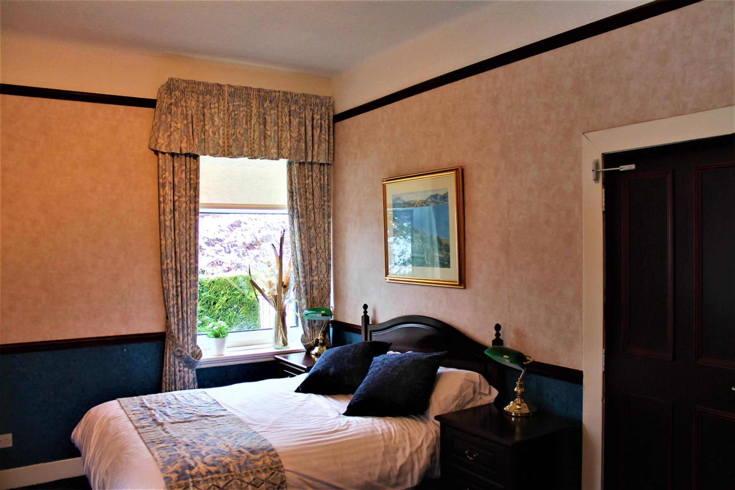 Large Twin Room - Photo 2