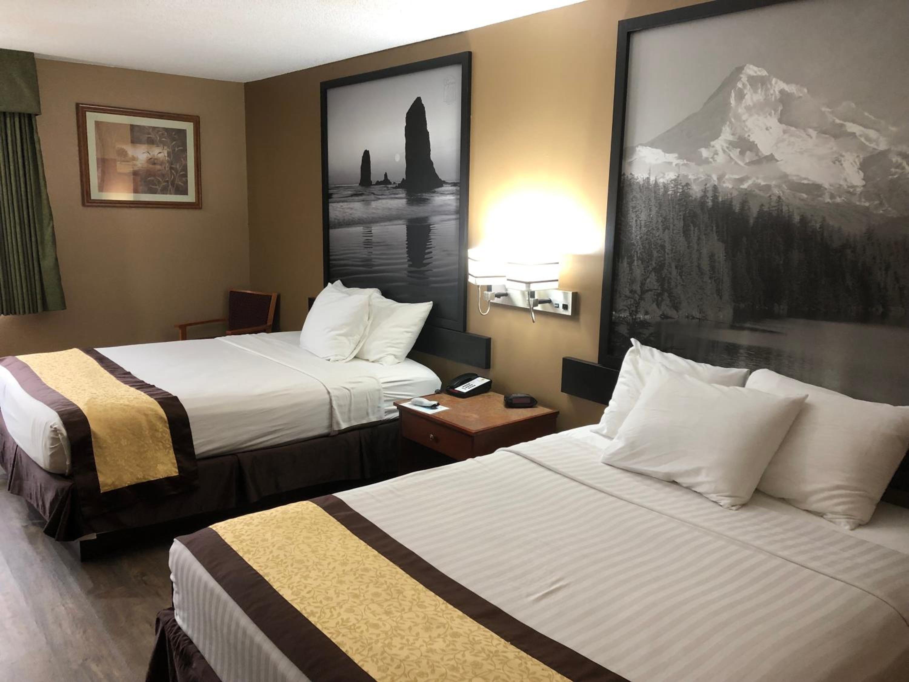 Queen Room with Two Queen Beds - Non-Smoking - Photo 2