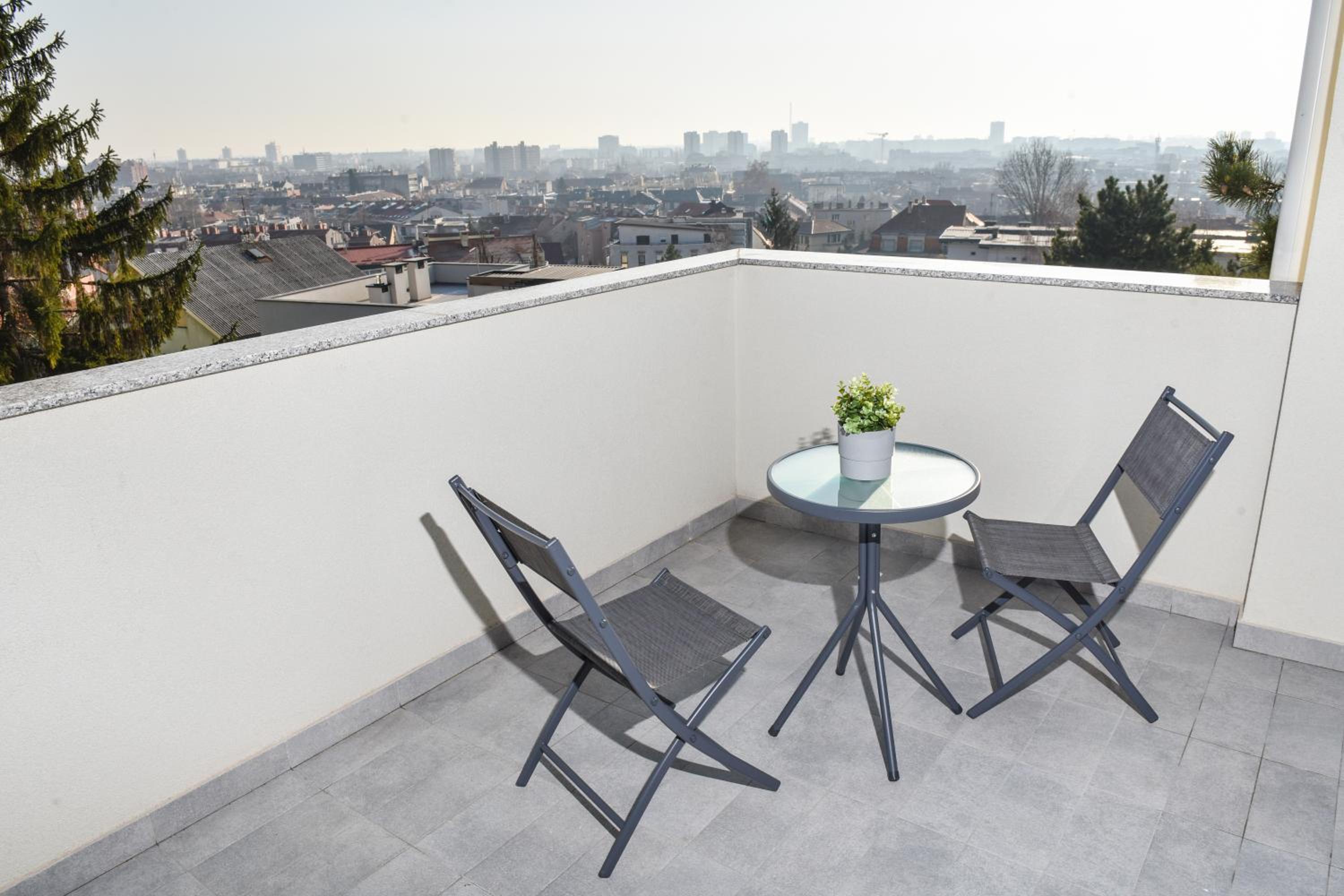 Deluxe Double Room with Balcony - Photo 4