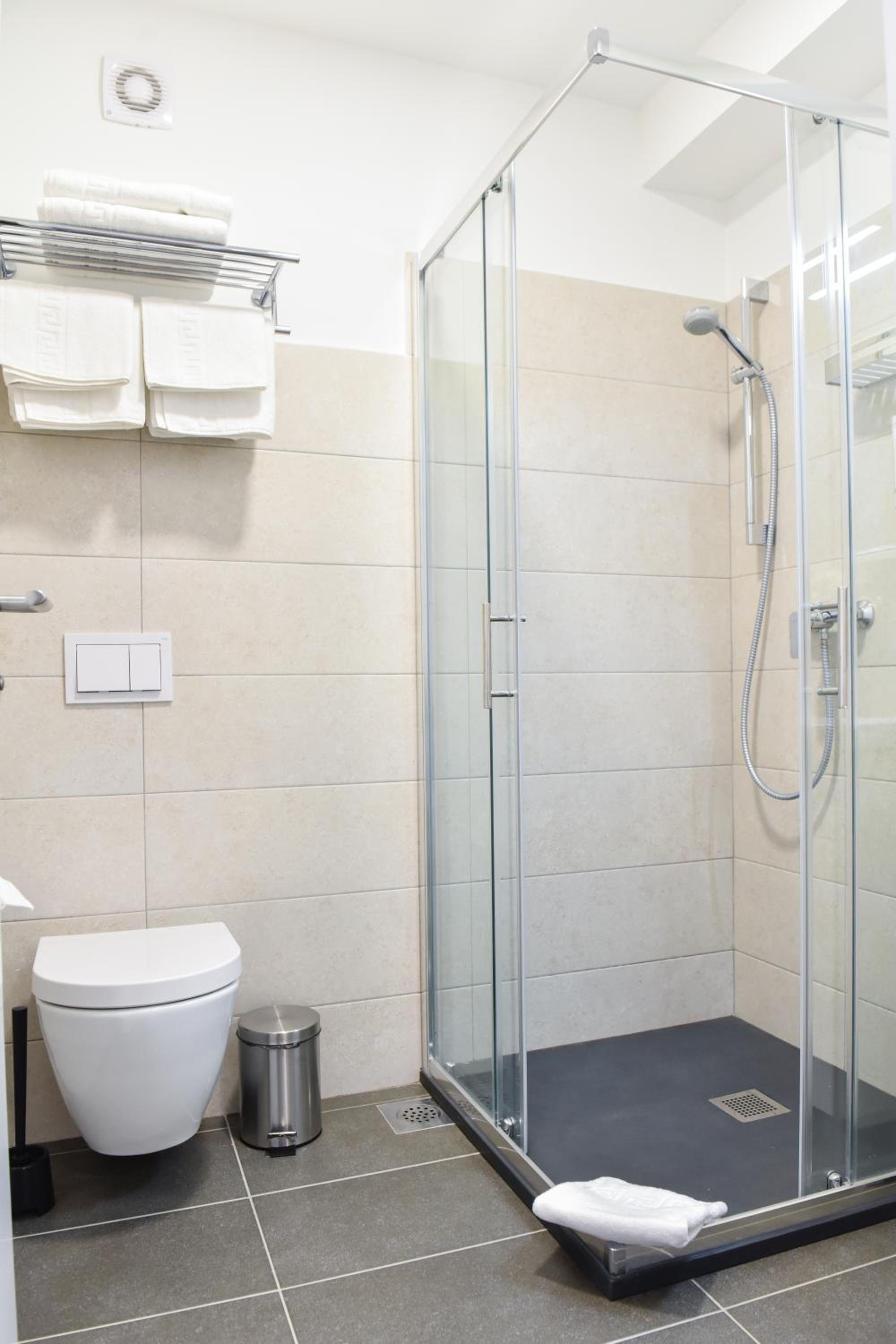 Deluxe Double Room with Balcony - Photo 8