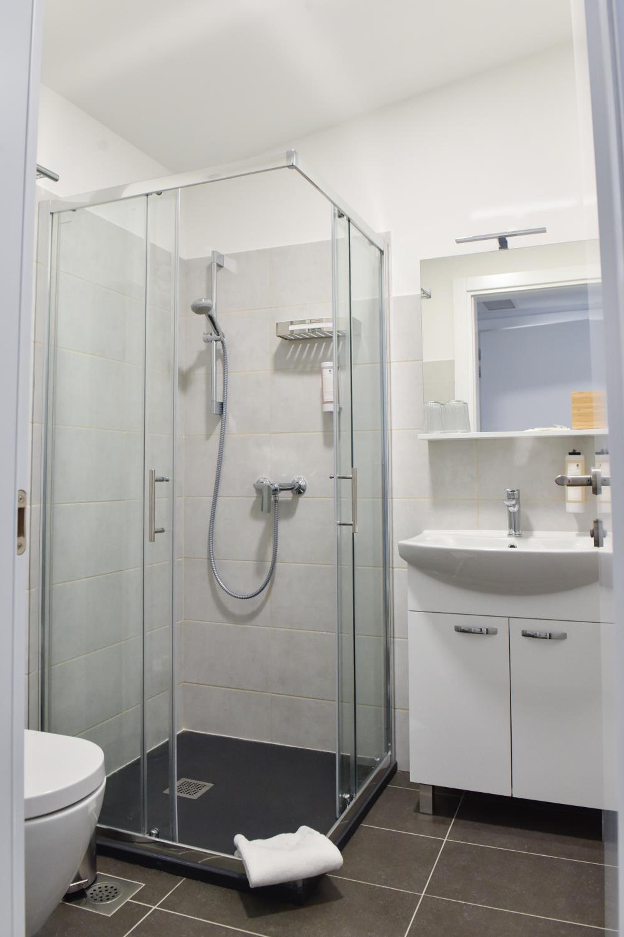 Deluxe Double Room with Balcony - Photo 7