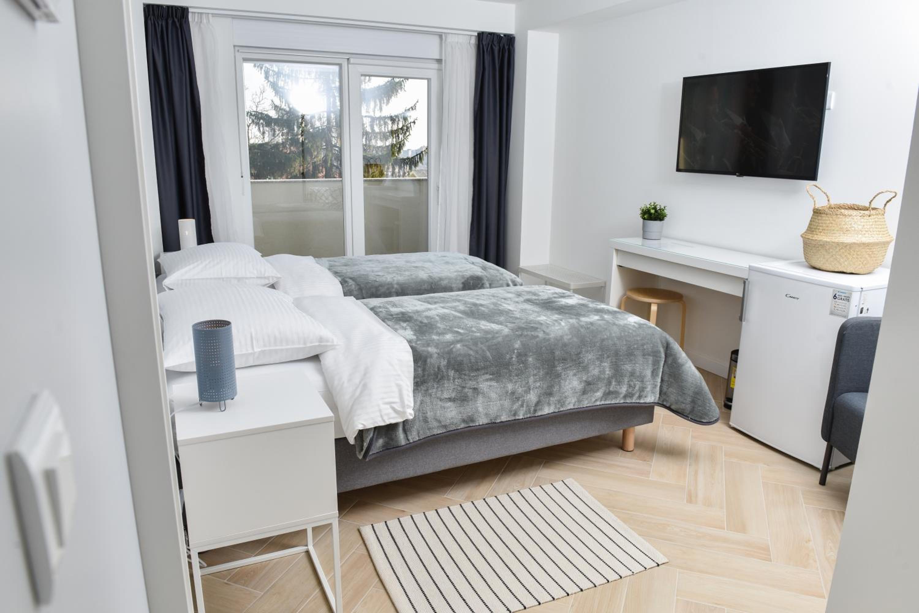 Superior Twin Room with City View - Photo 6