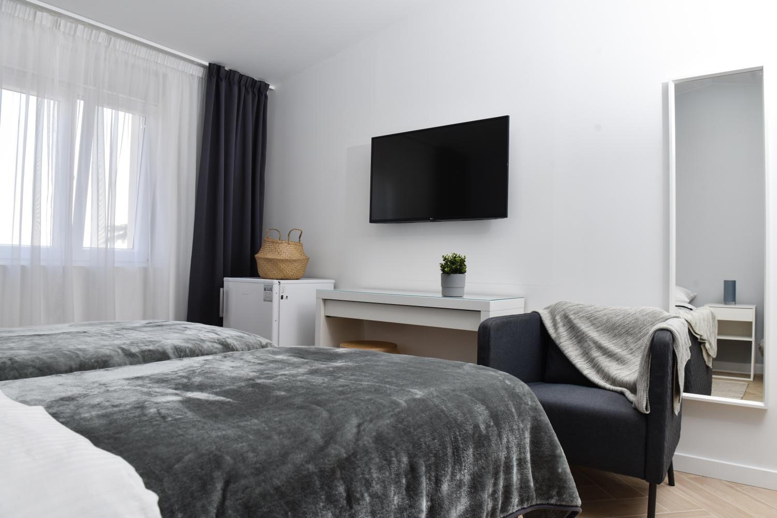 Economy Twin Room - Photo 4