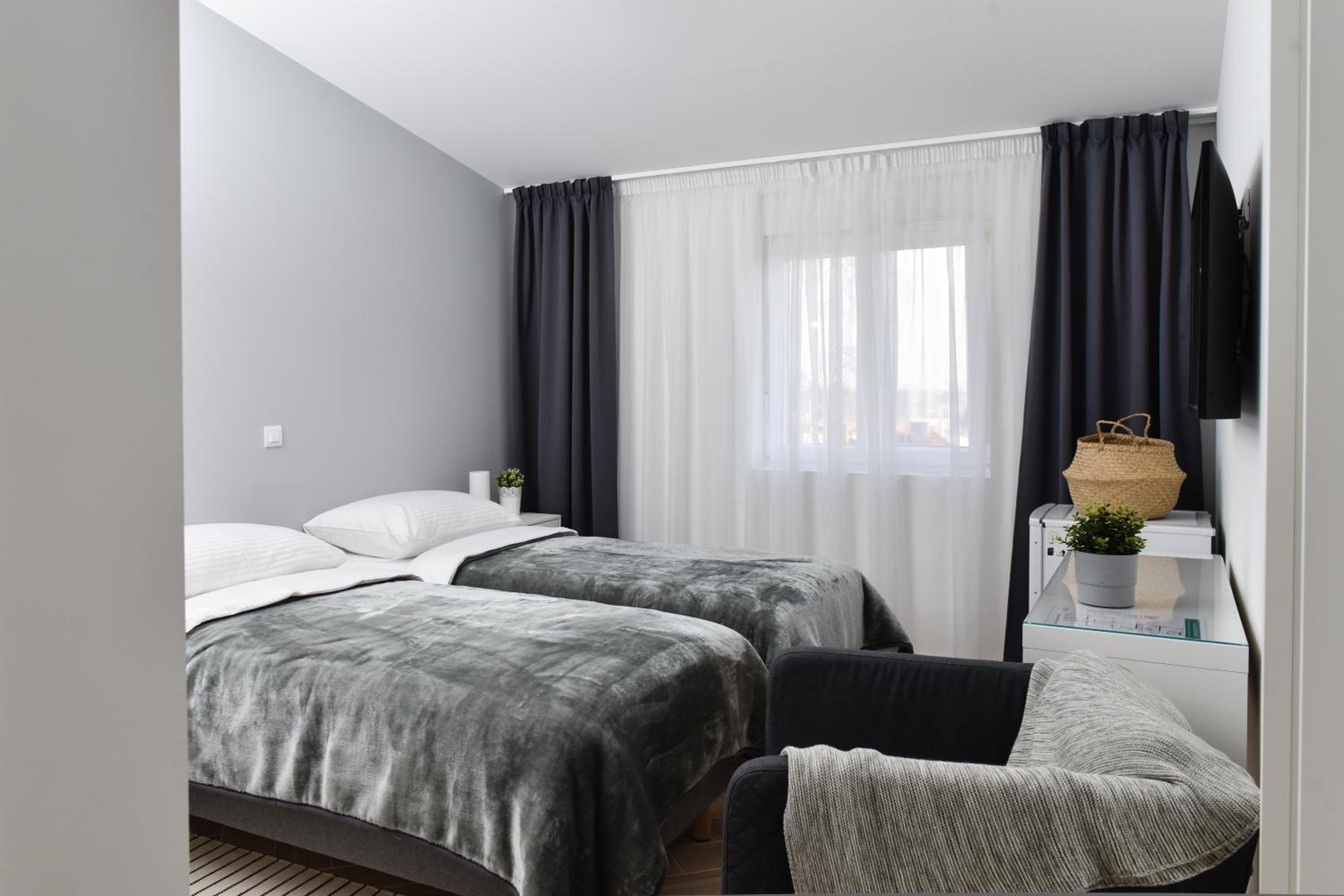 Economy Twin Room - Photo 1