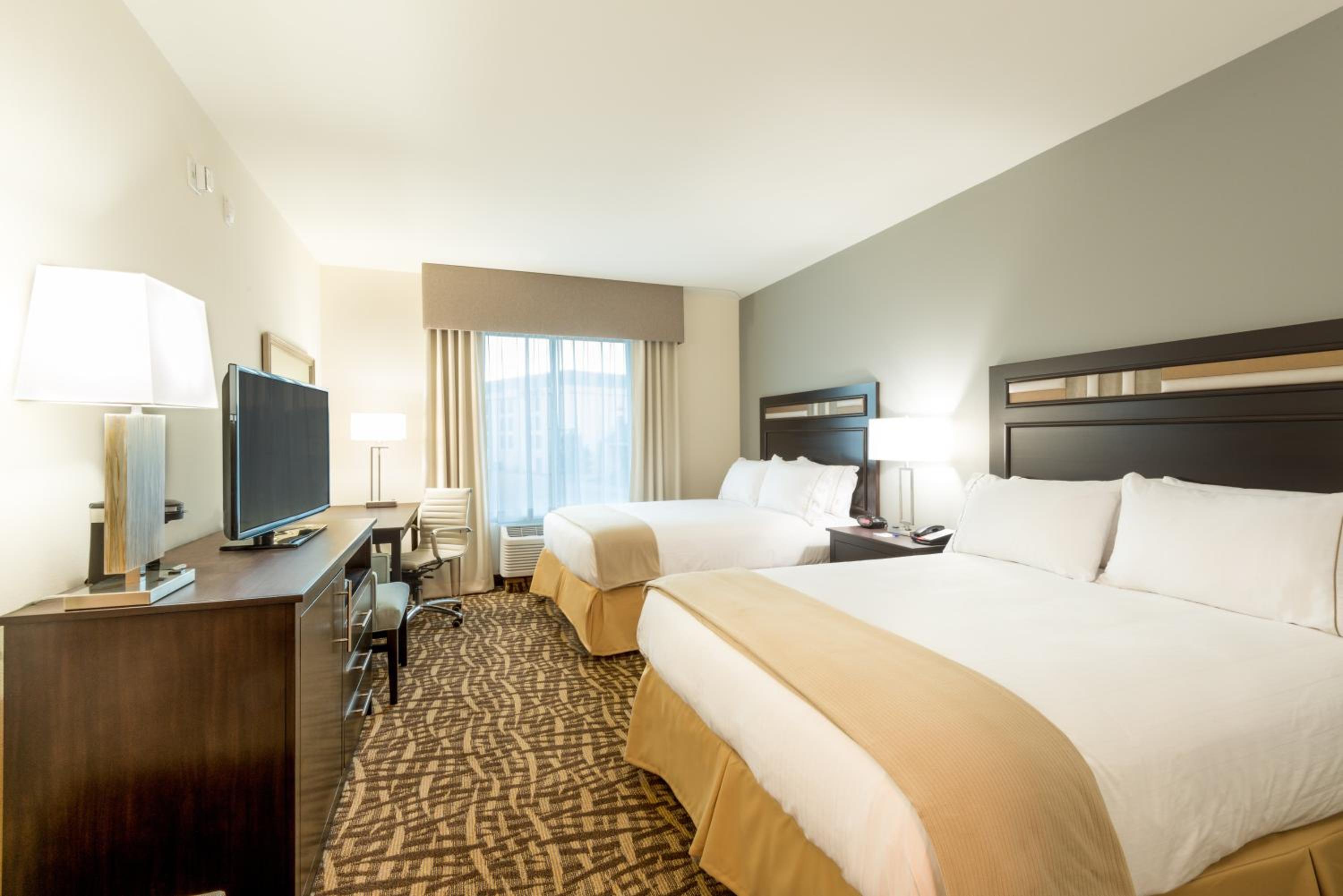 Queen Room with Two Queen Beds - Hearing Accessible/Non-Smoking photo 1
